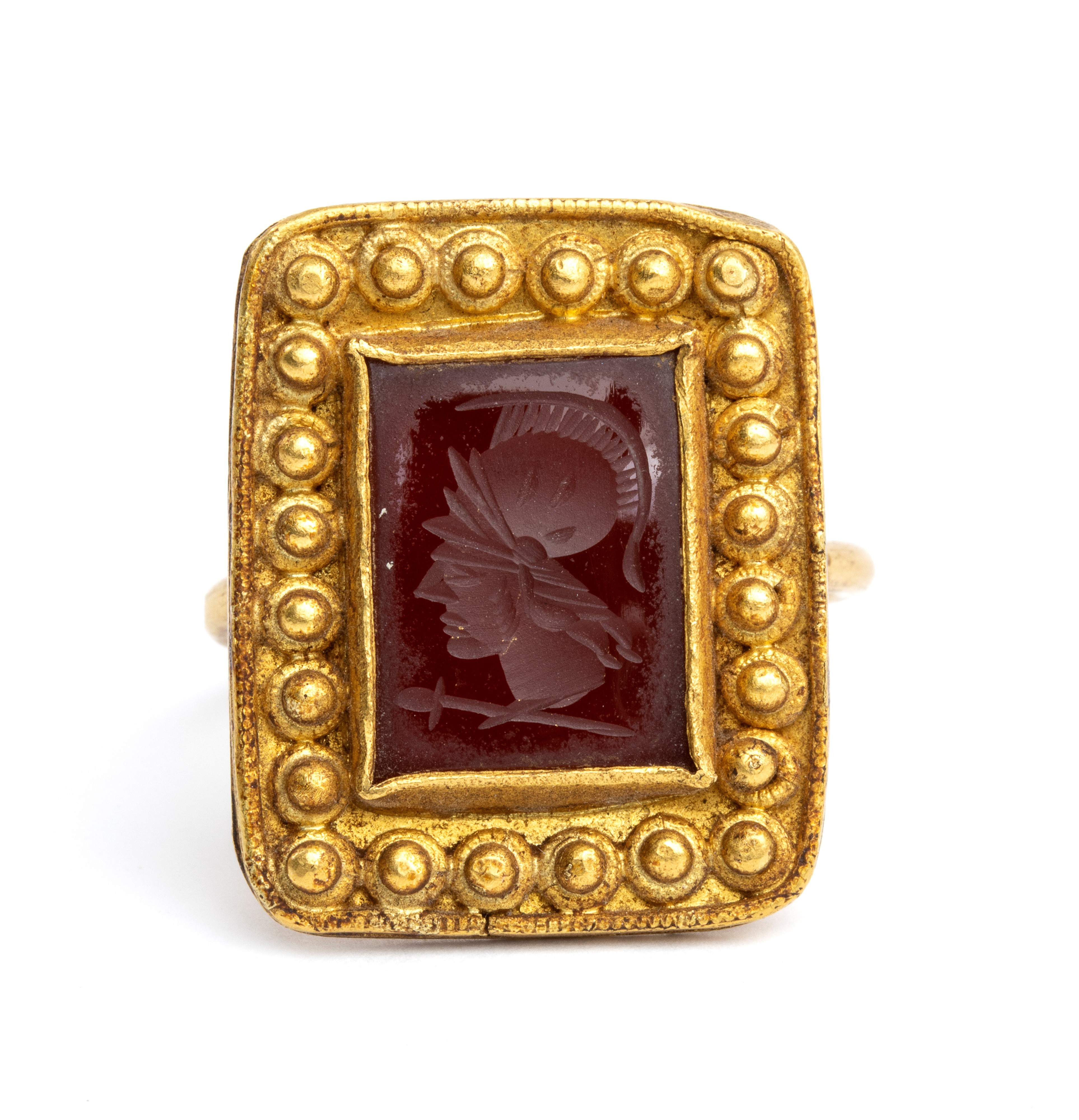Anello in stile archeologico, oro ad alto titolo e corniola incisa raffigurante profilo di guerri...