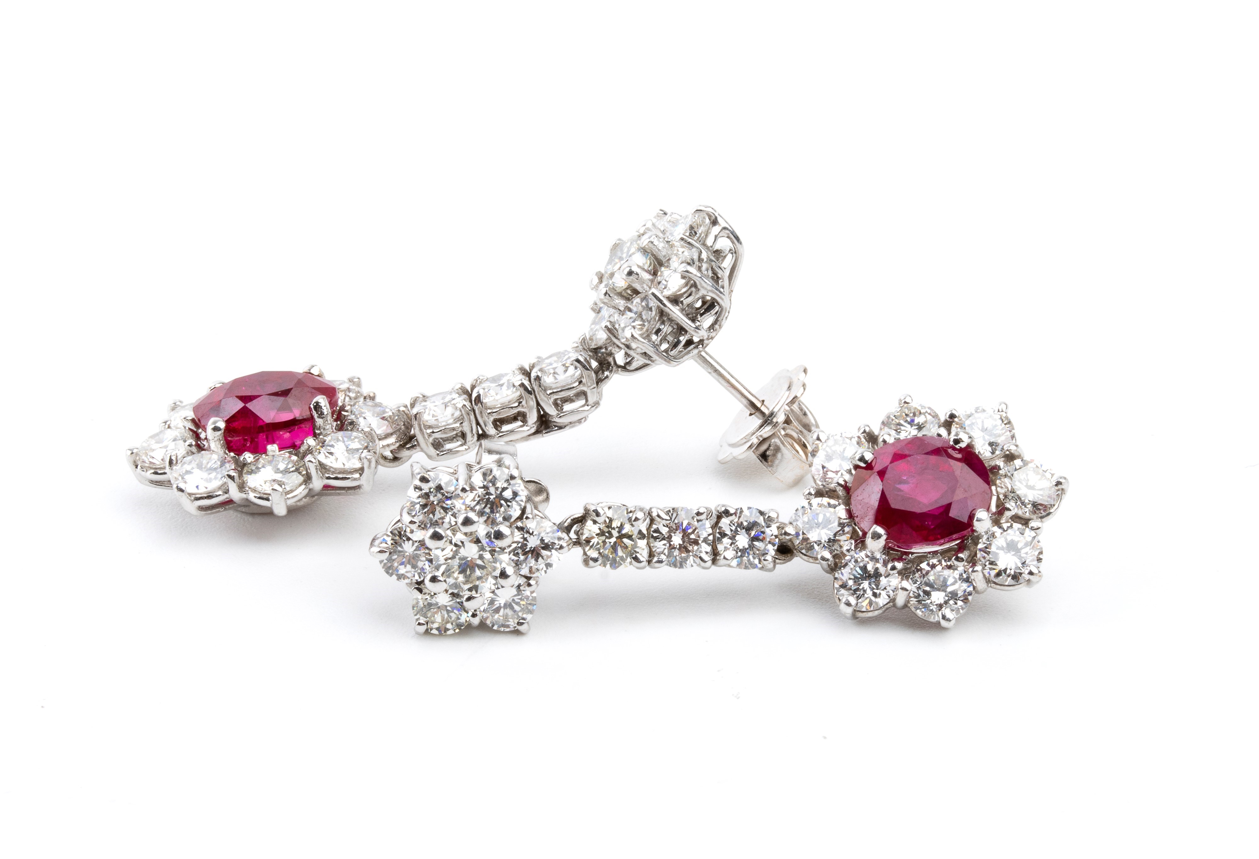 Orecchini pendenti in oro, rubini e diamanti