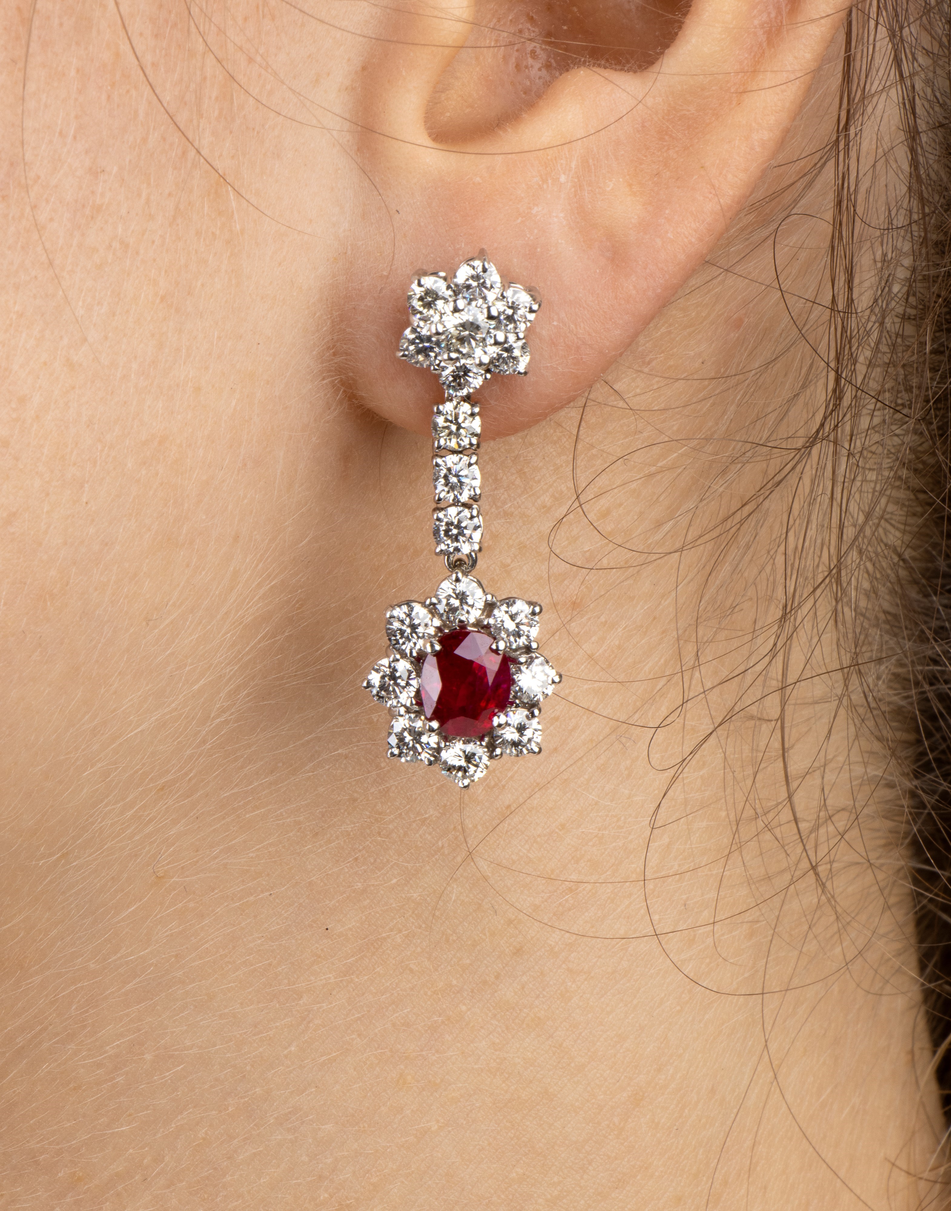 Orecchini pendenti in oro, rubini e diamanti