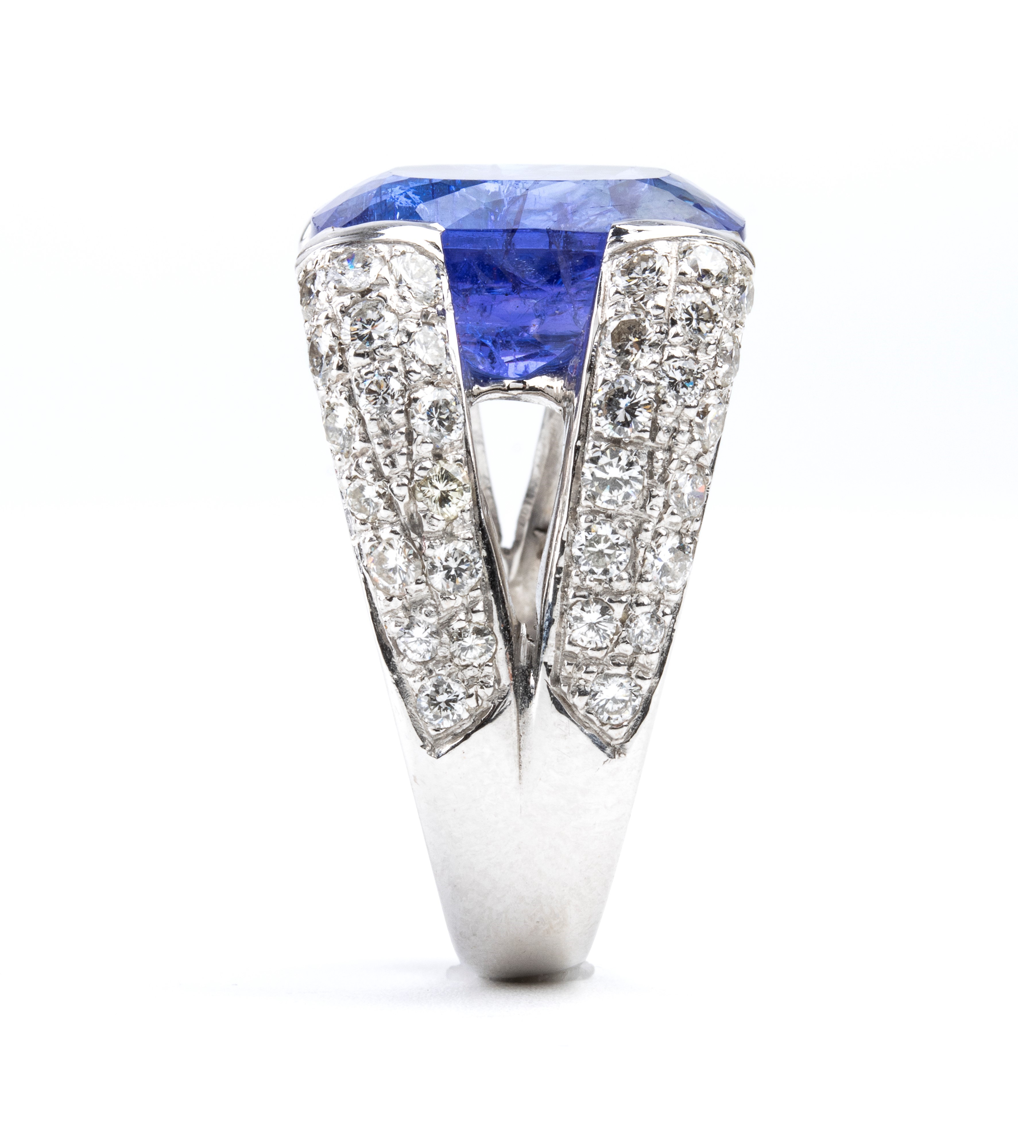 Anello in oro con tanzanite e diamanti