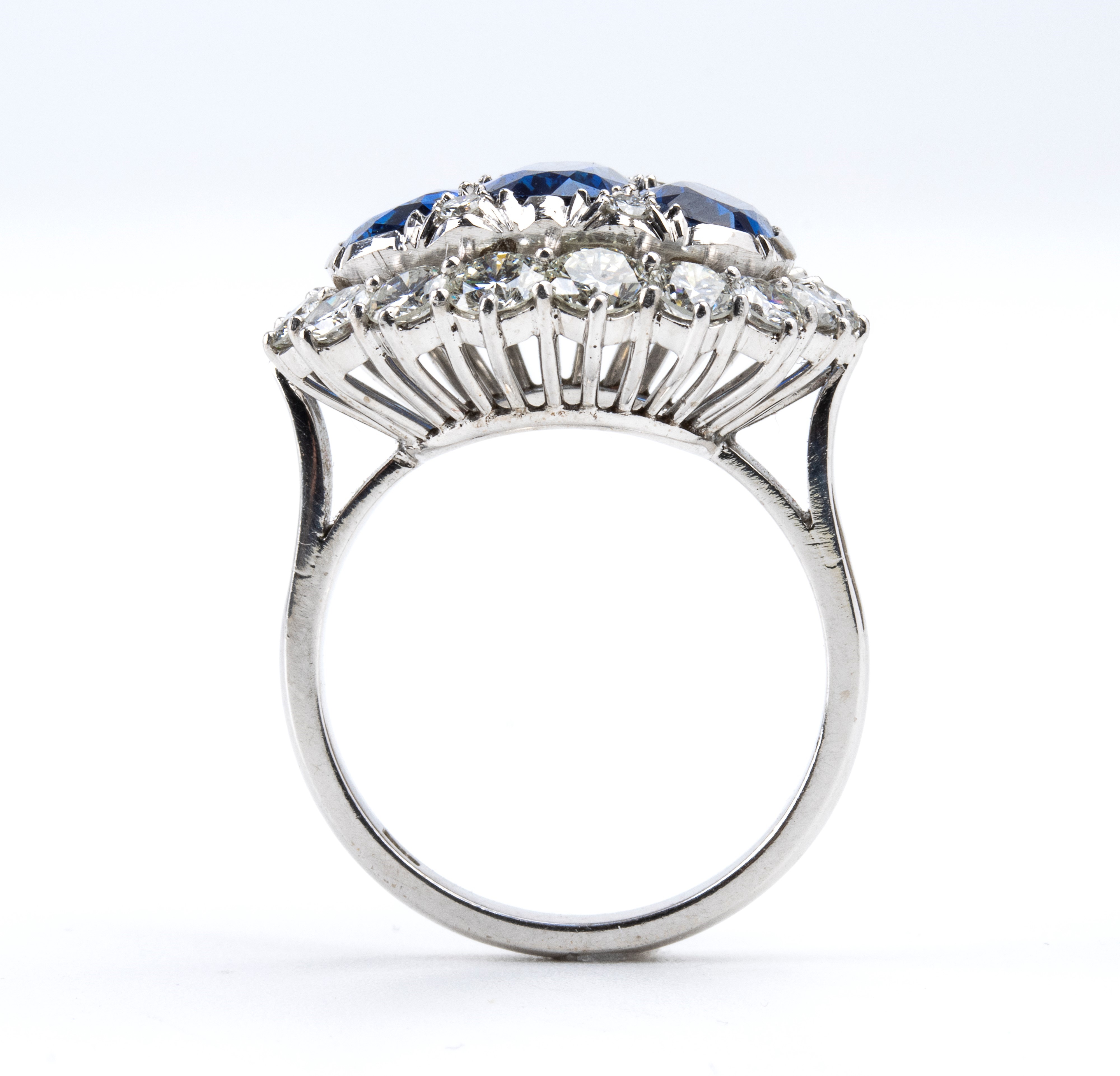 Anello in oro con diamanti e zaffiri