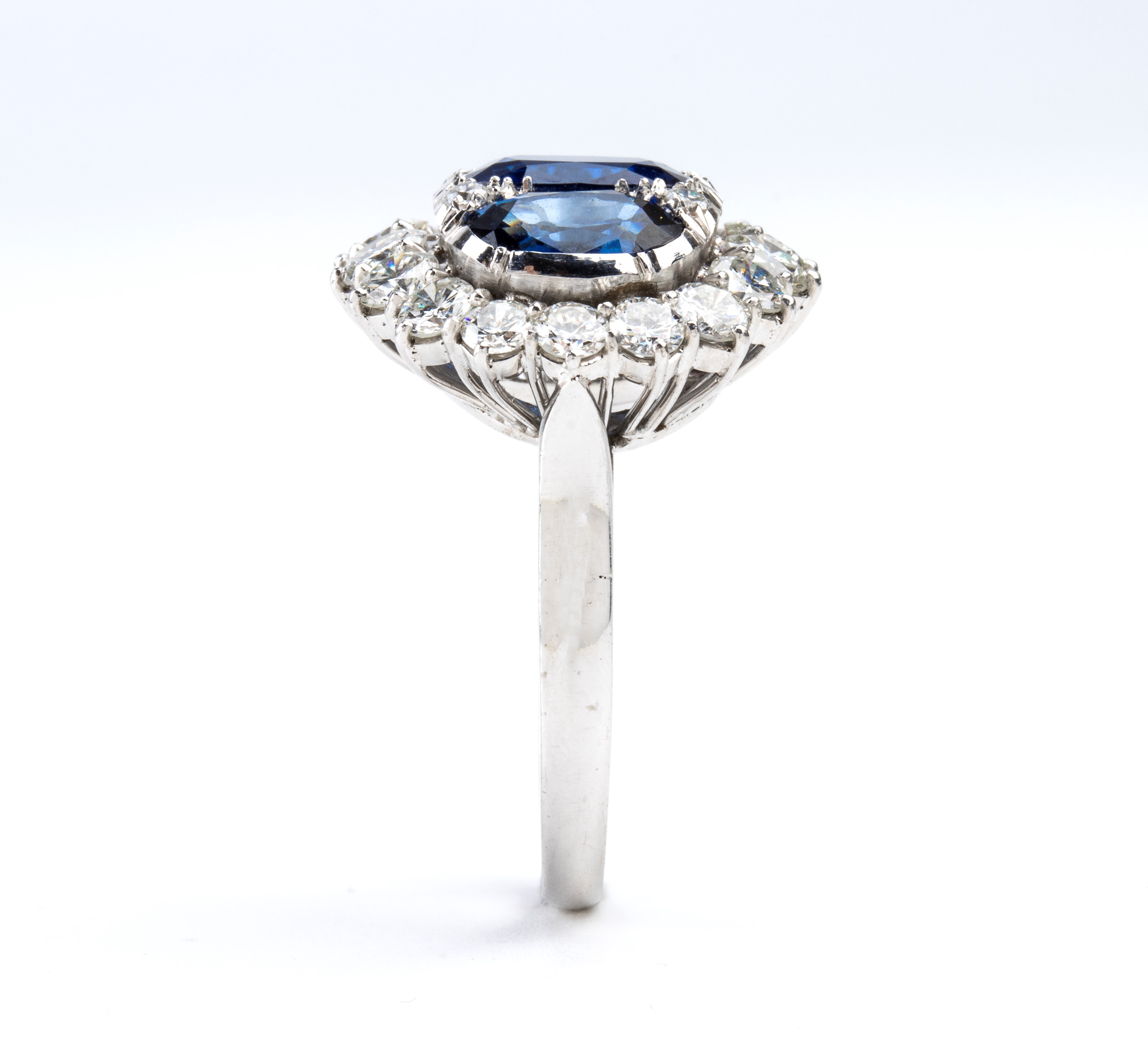 Anello in oro con diamanti e zaffiri