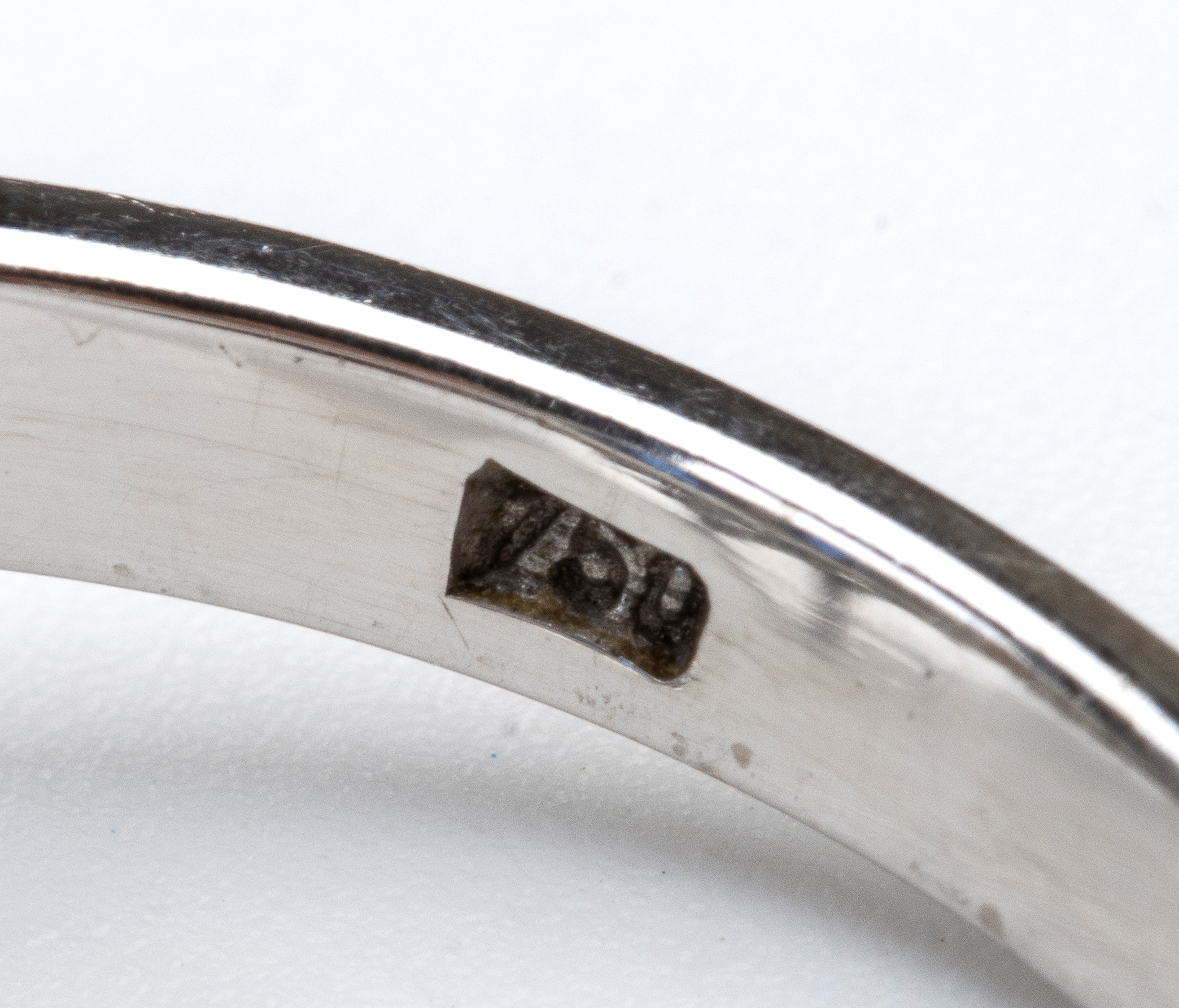 Anello in oro con diamanti e zaffiri