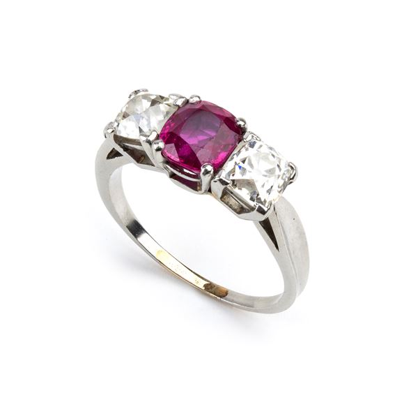Anello in oro con diamanti e rubino