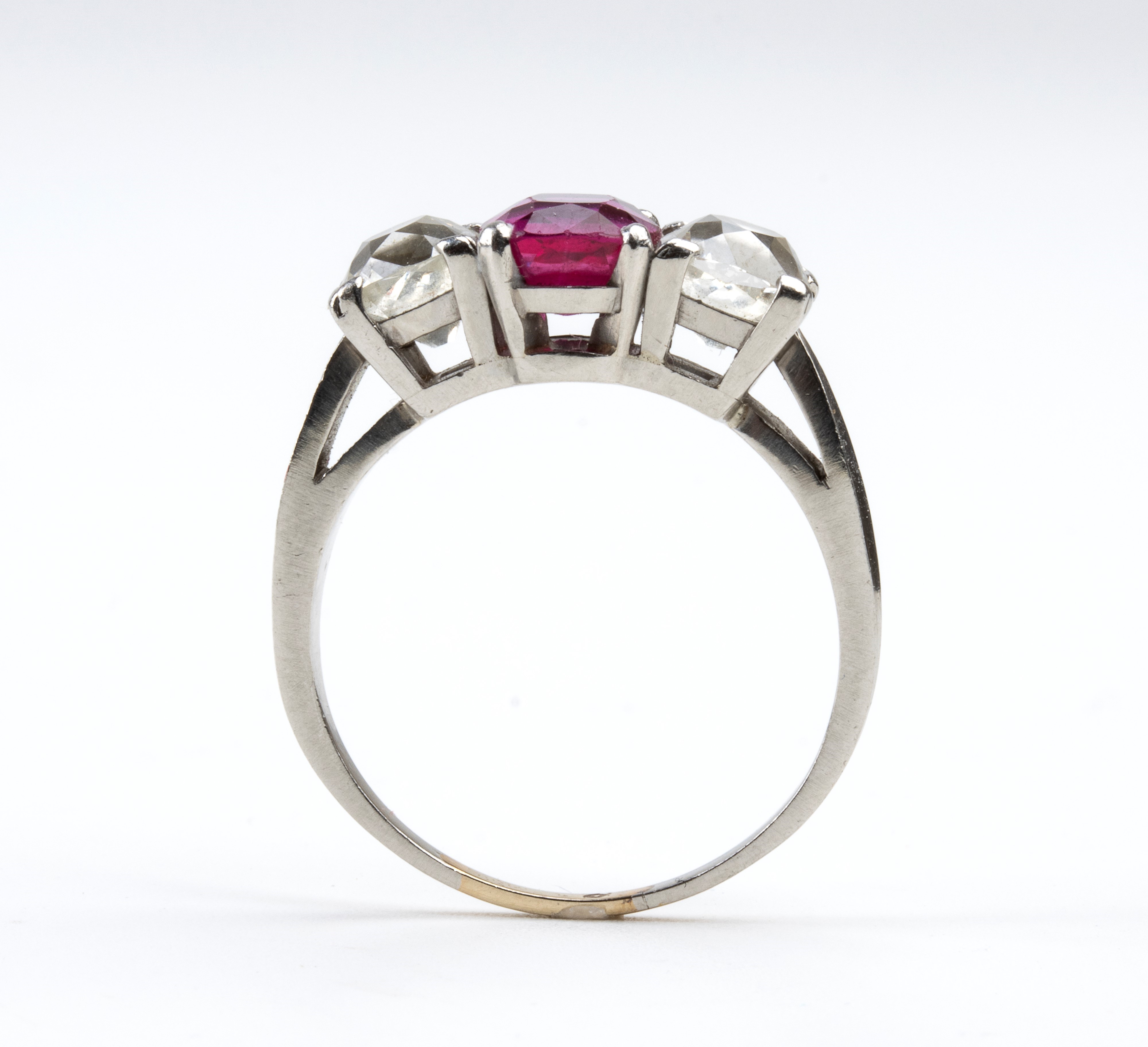 Anello in oro con diamanti e rubino