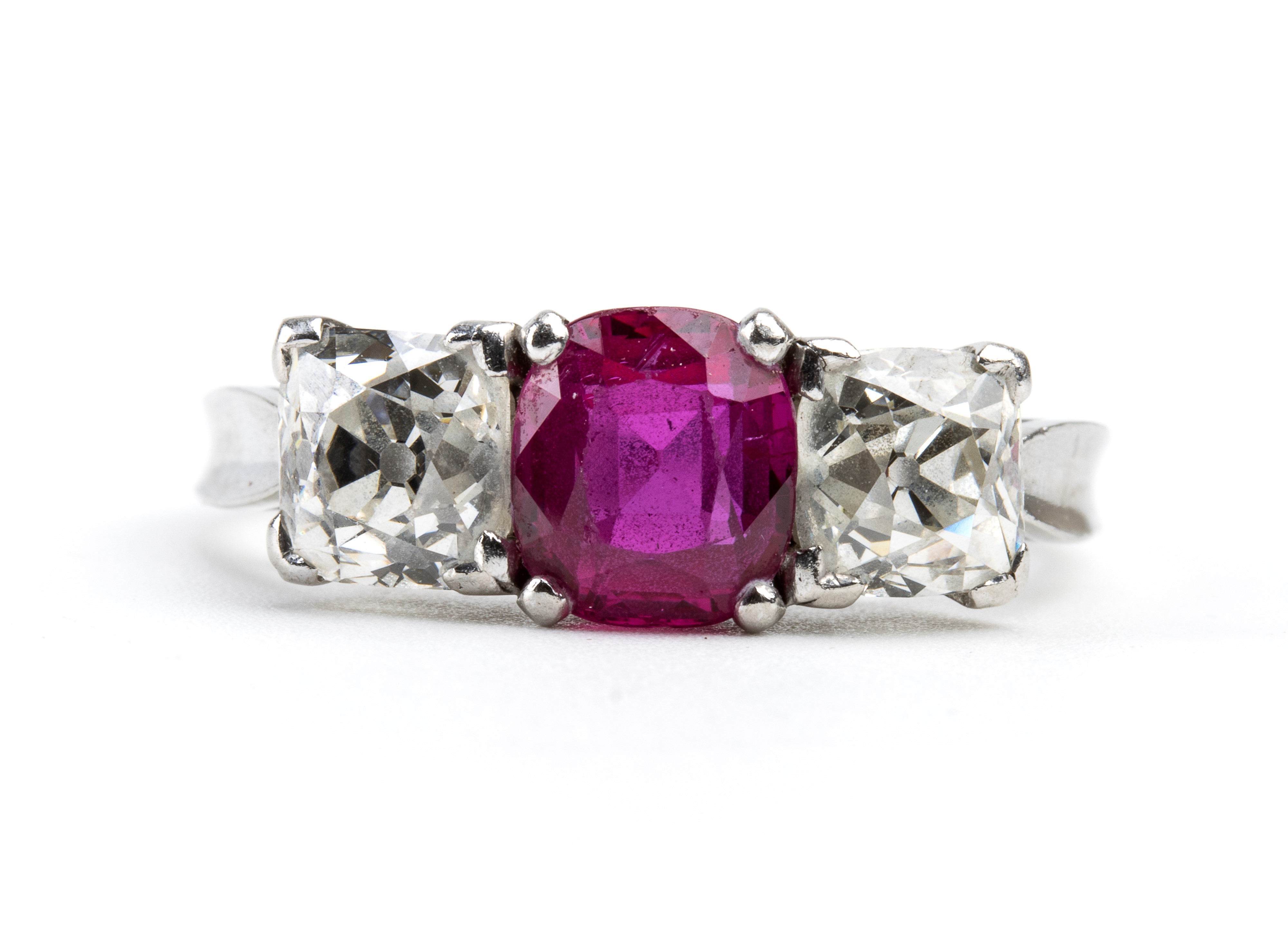 Anello in oro con diamanti e rubino