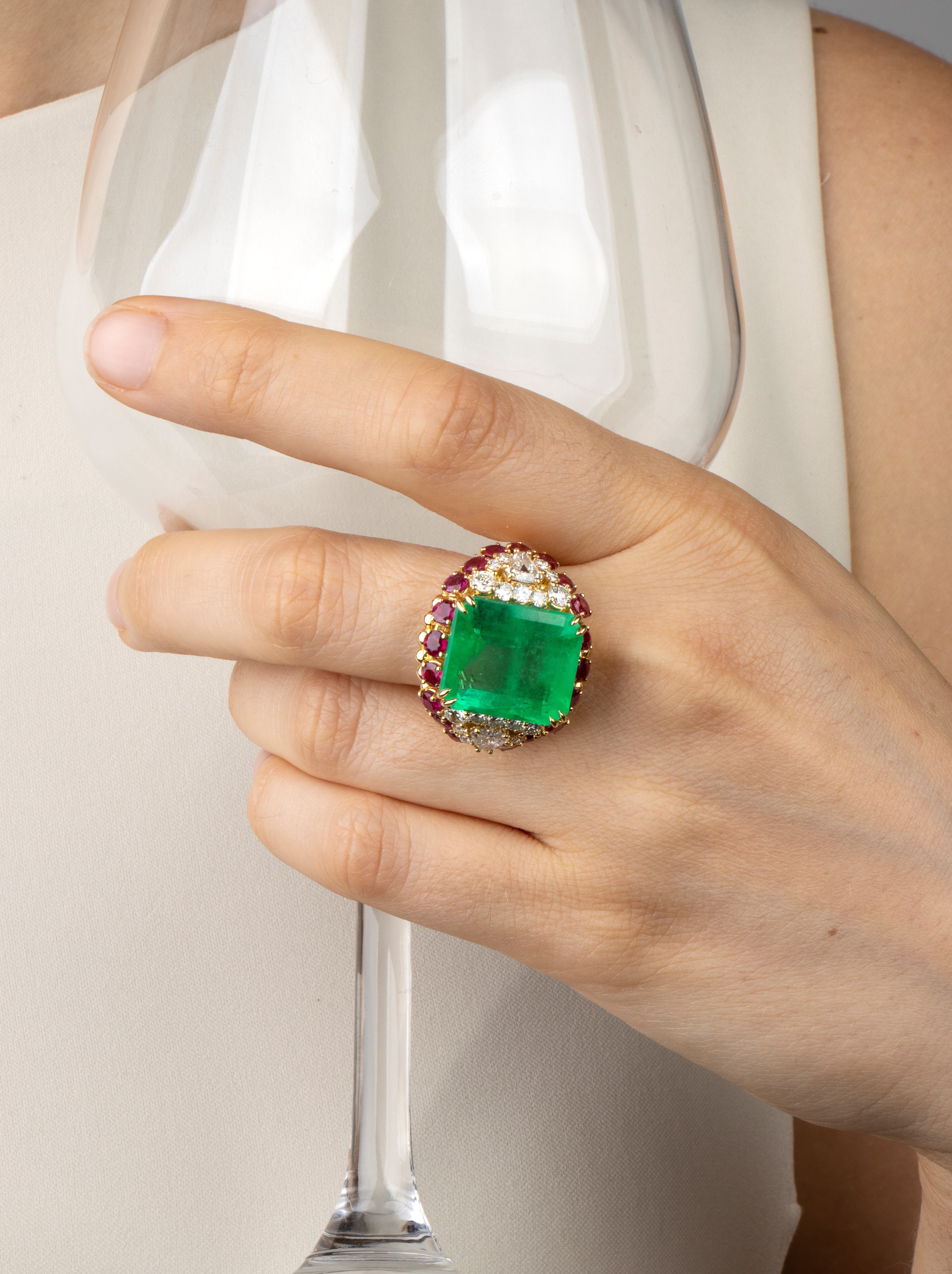 Anello in oro con smeraldo (colombiano) rubini e diamanti