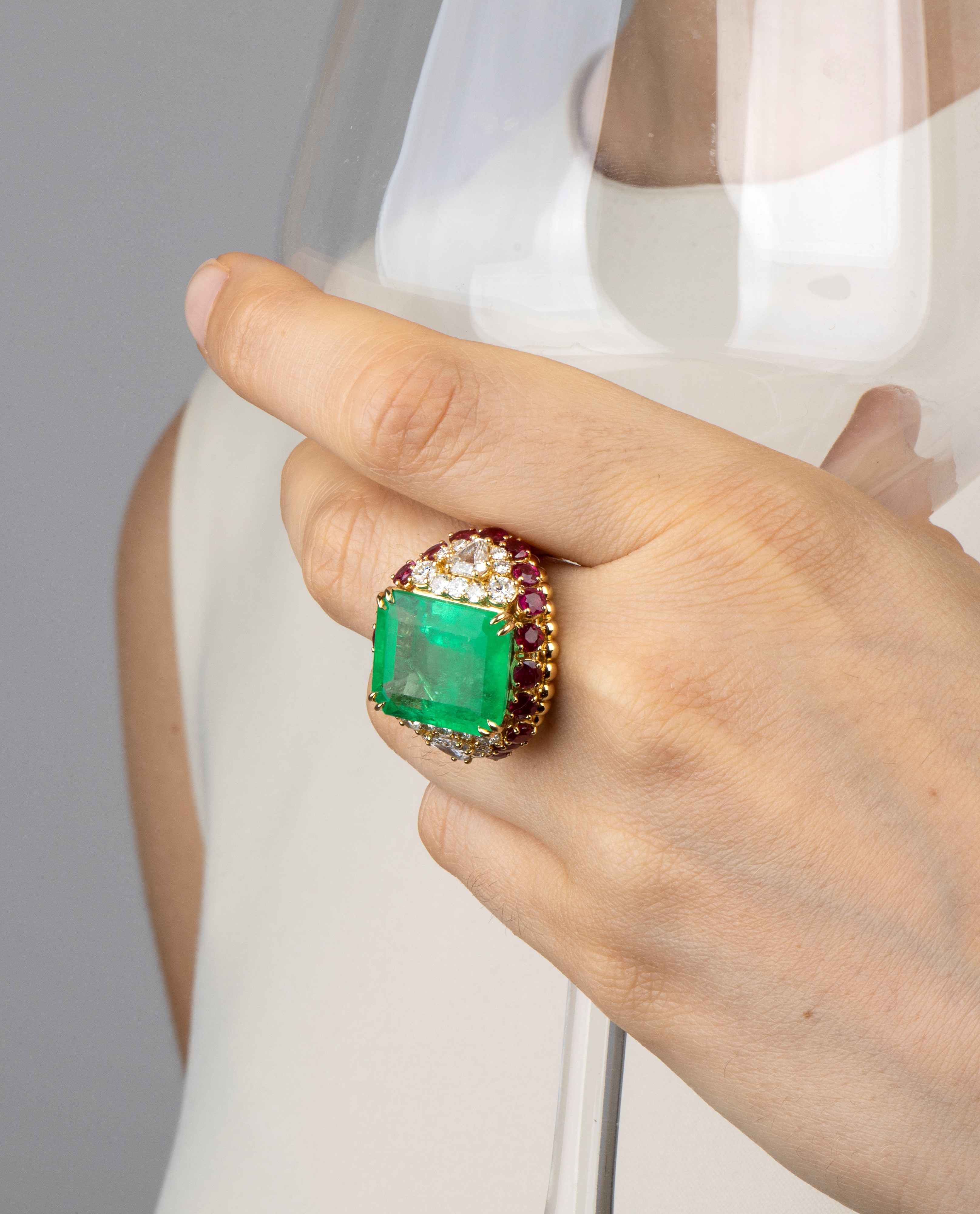 Anello in oro con smeraldo (colombiano) rubini e diamanti