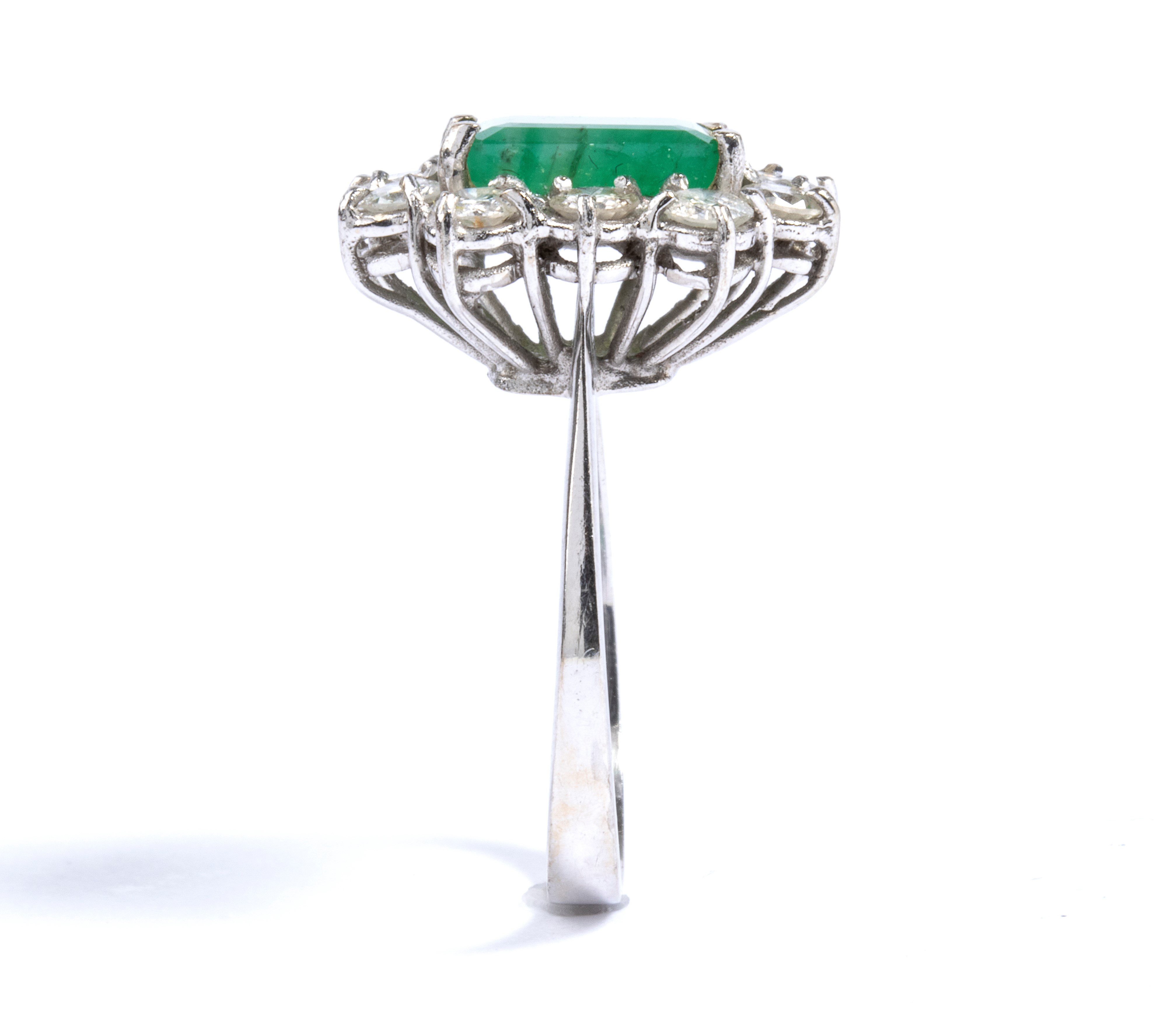 Anello fiore in oro smeraldo e diamanti