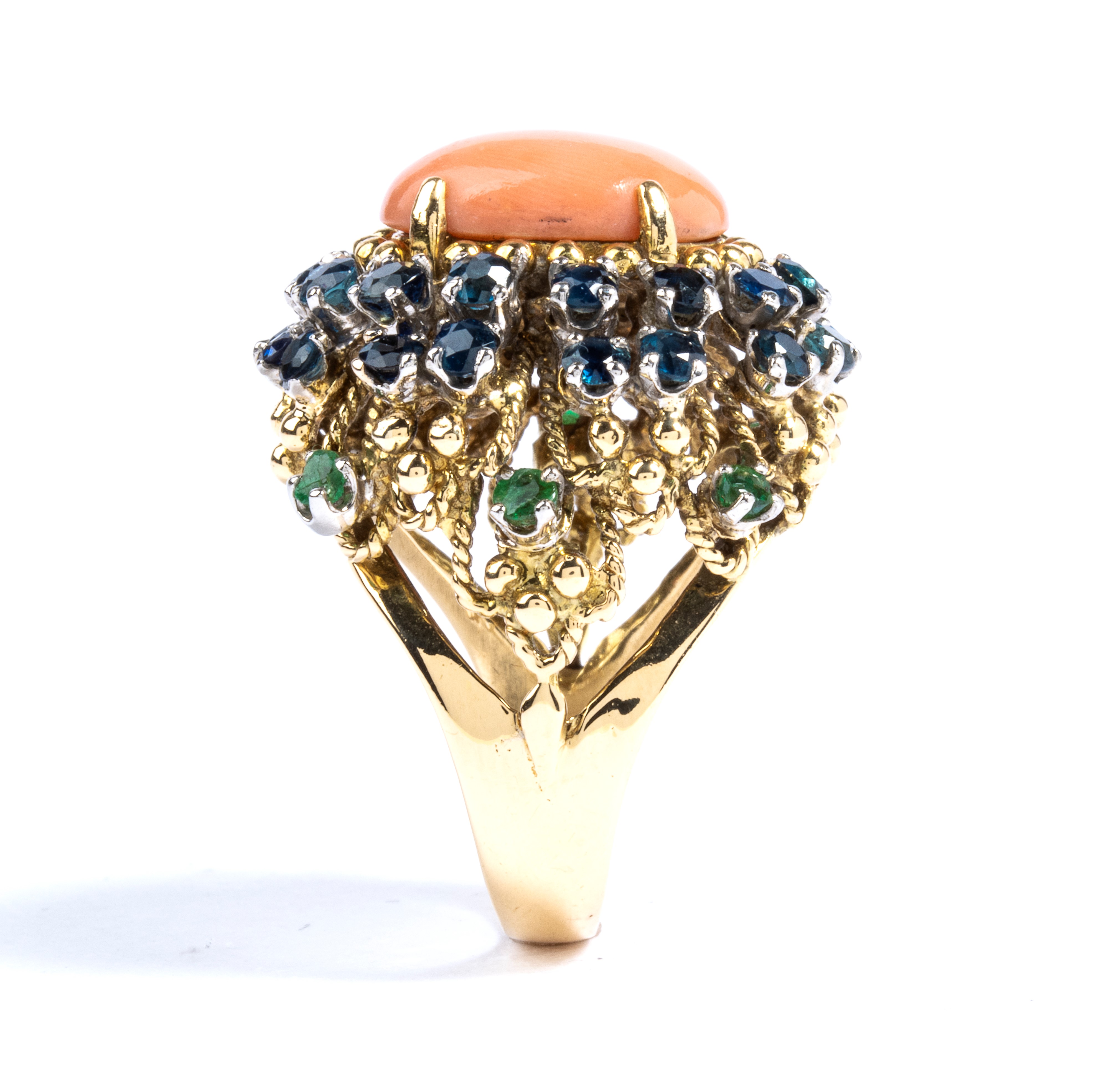 Anello a fascia bombata in oro con corallo cerasuolo e zaffiri