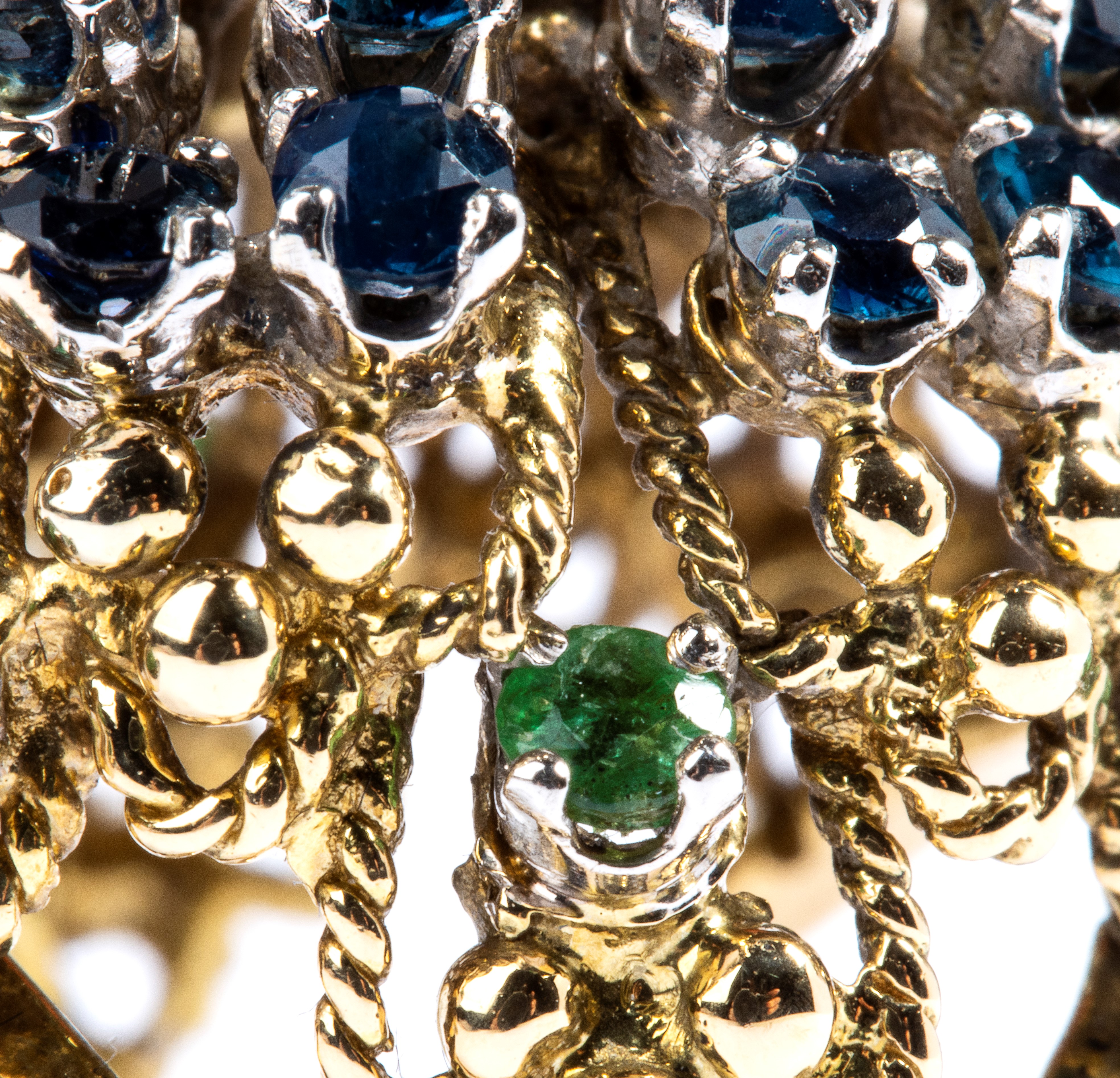 Anello a fascia bombata in oro con corallo cerasuolo e zaffiri