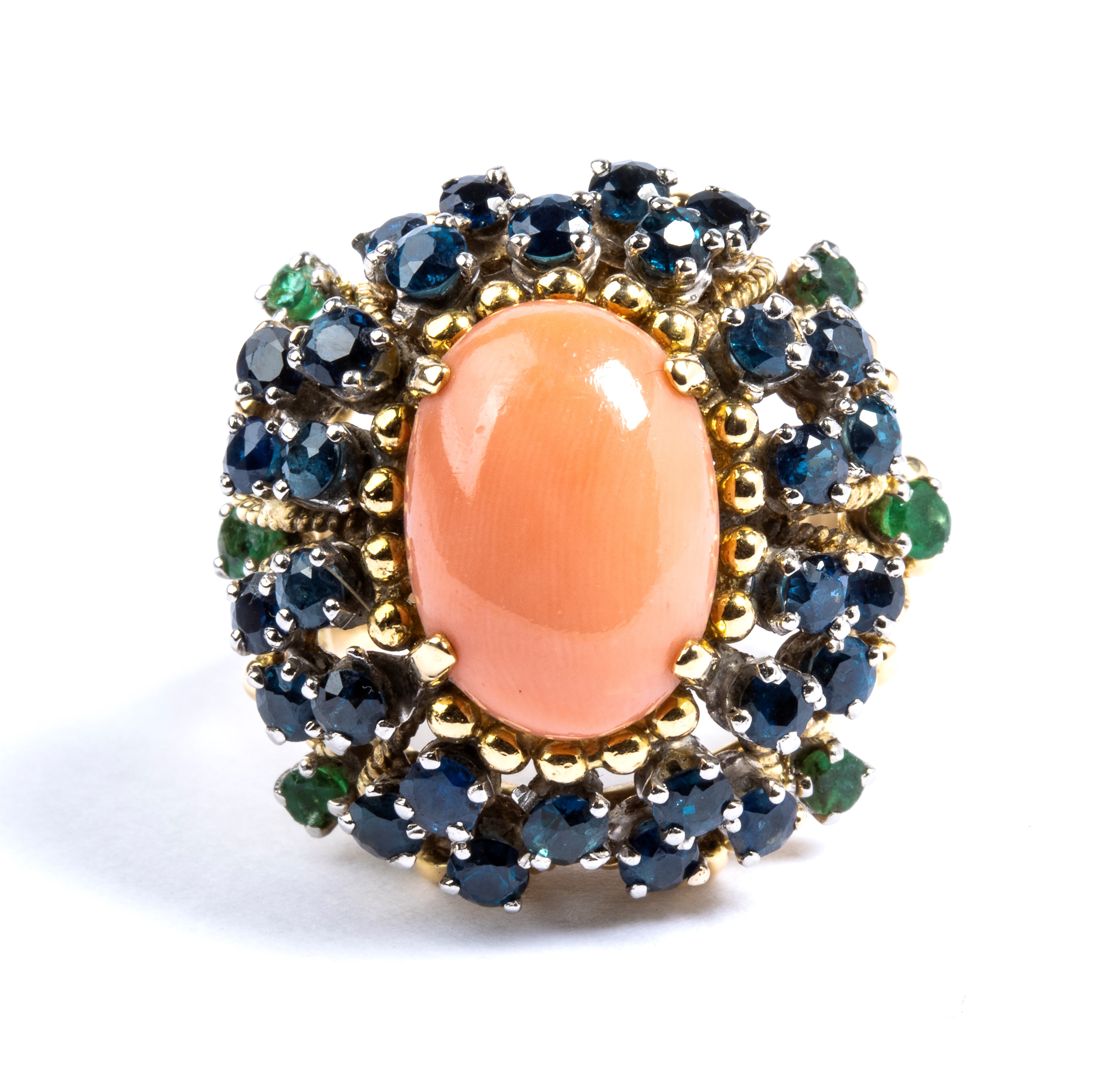 Anello a fascia bombata in oro con corallo cerasuolo e zaffiri