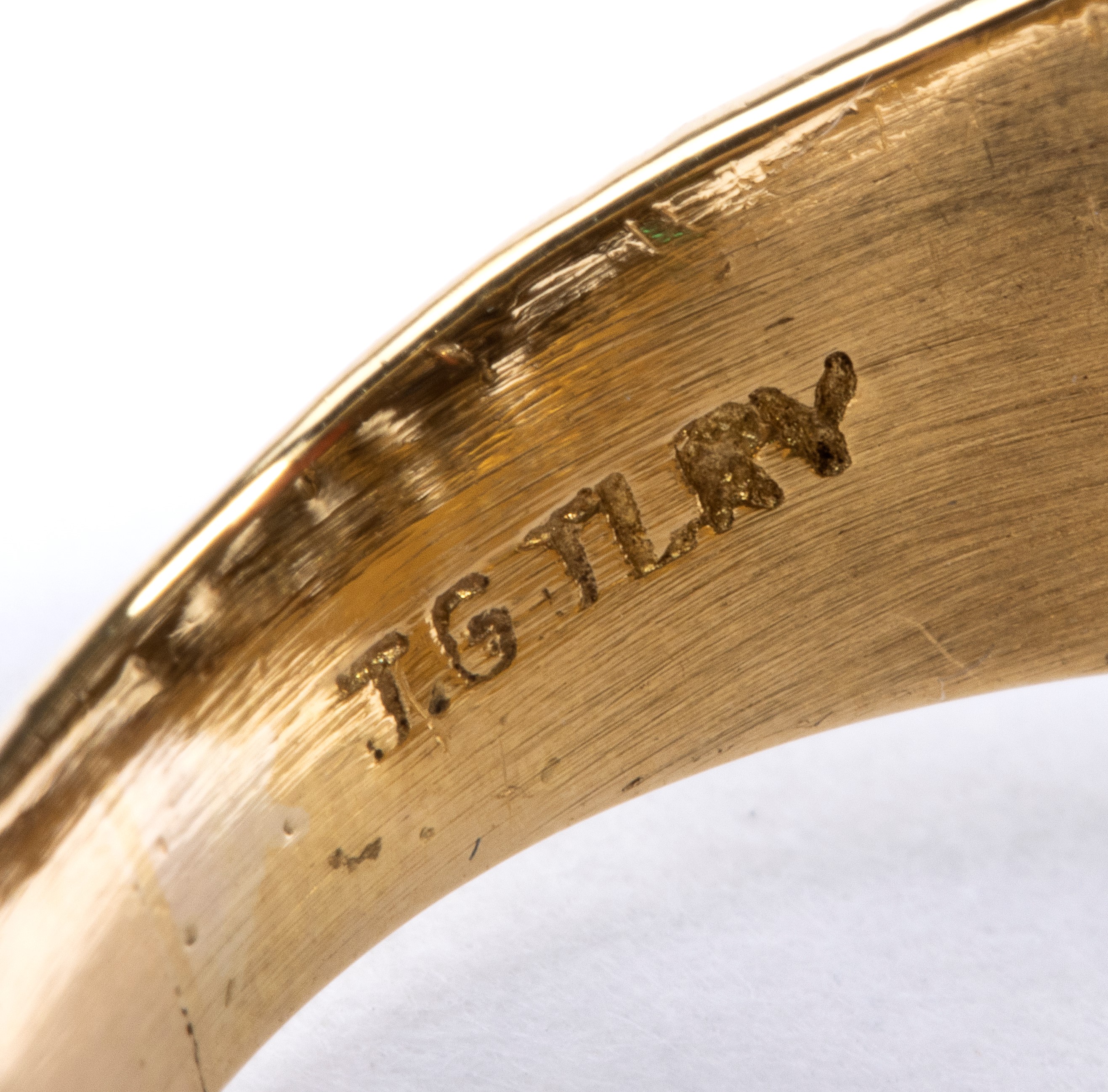 Anello a fascia bombata in oro con corallo cerasuolo e zaffiri