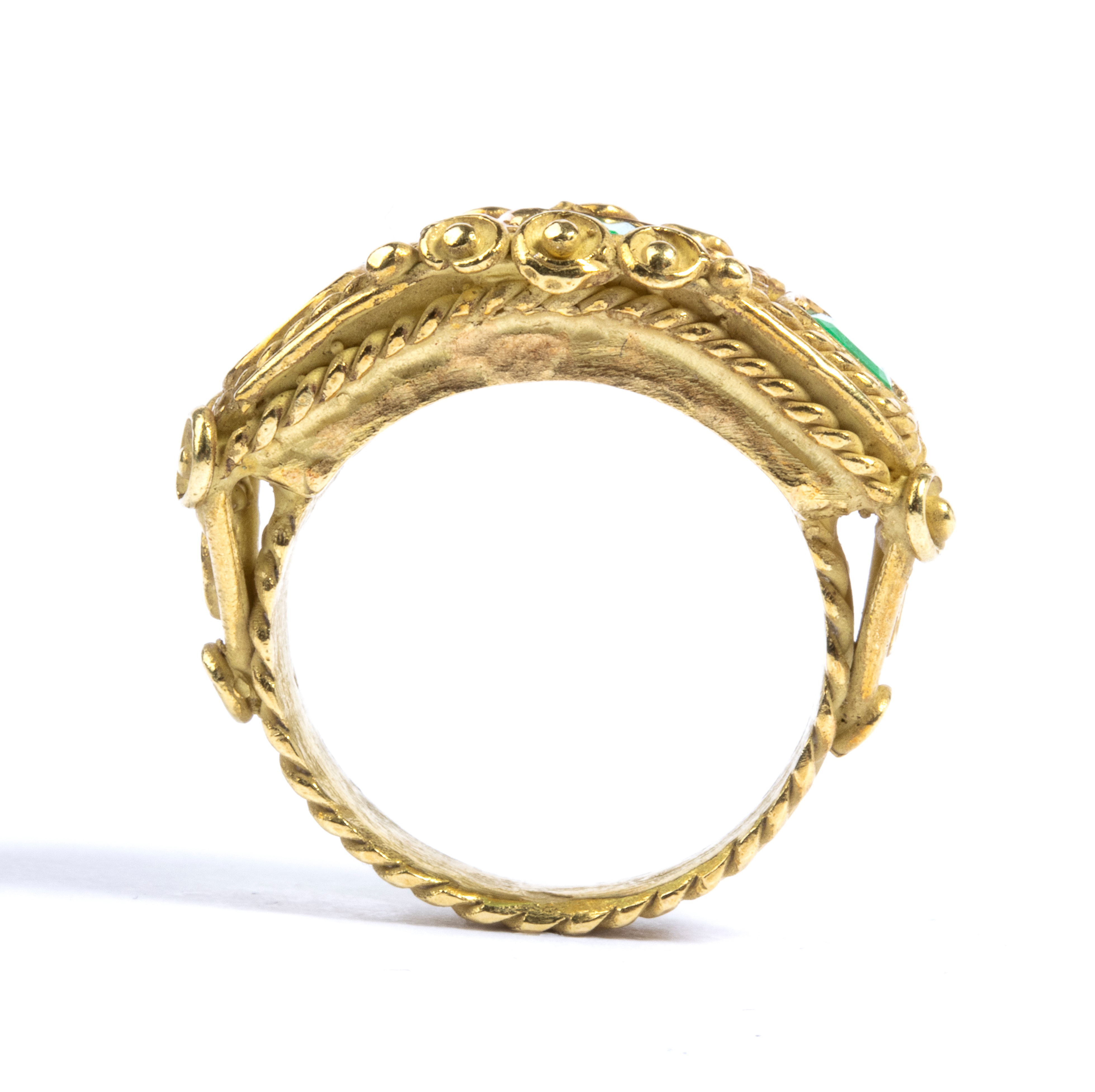 Anello in oro in stile archeologico con smeraldi e diamanti