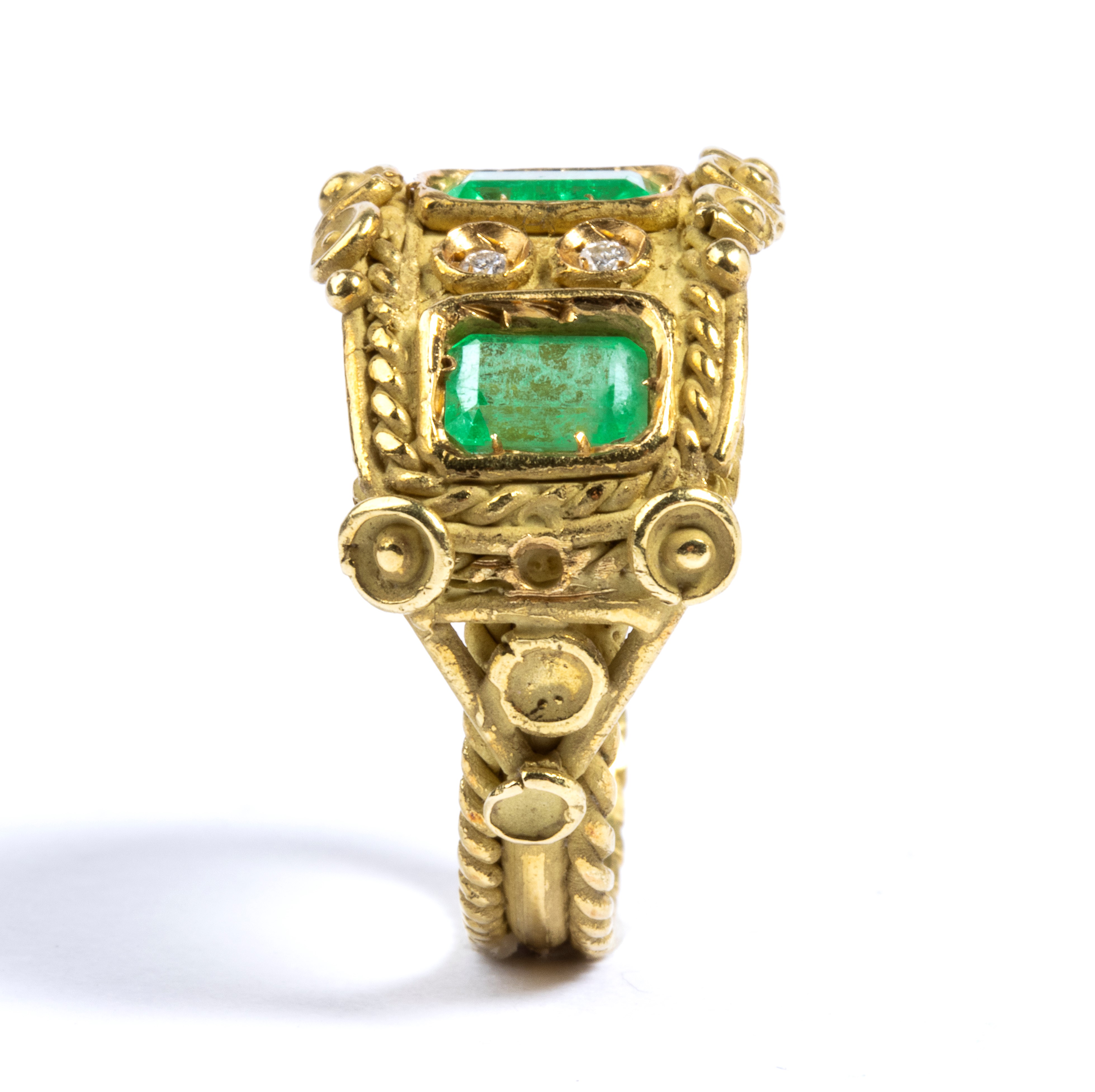 Anello in oro in stile archeologico con smeraldi e diamanti