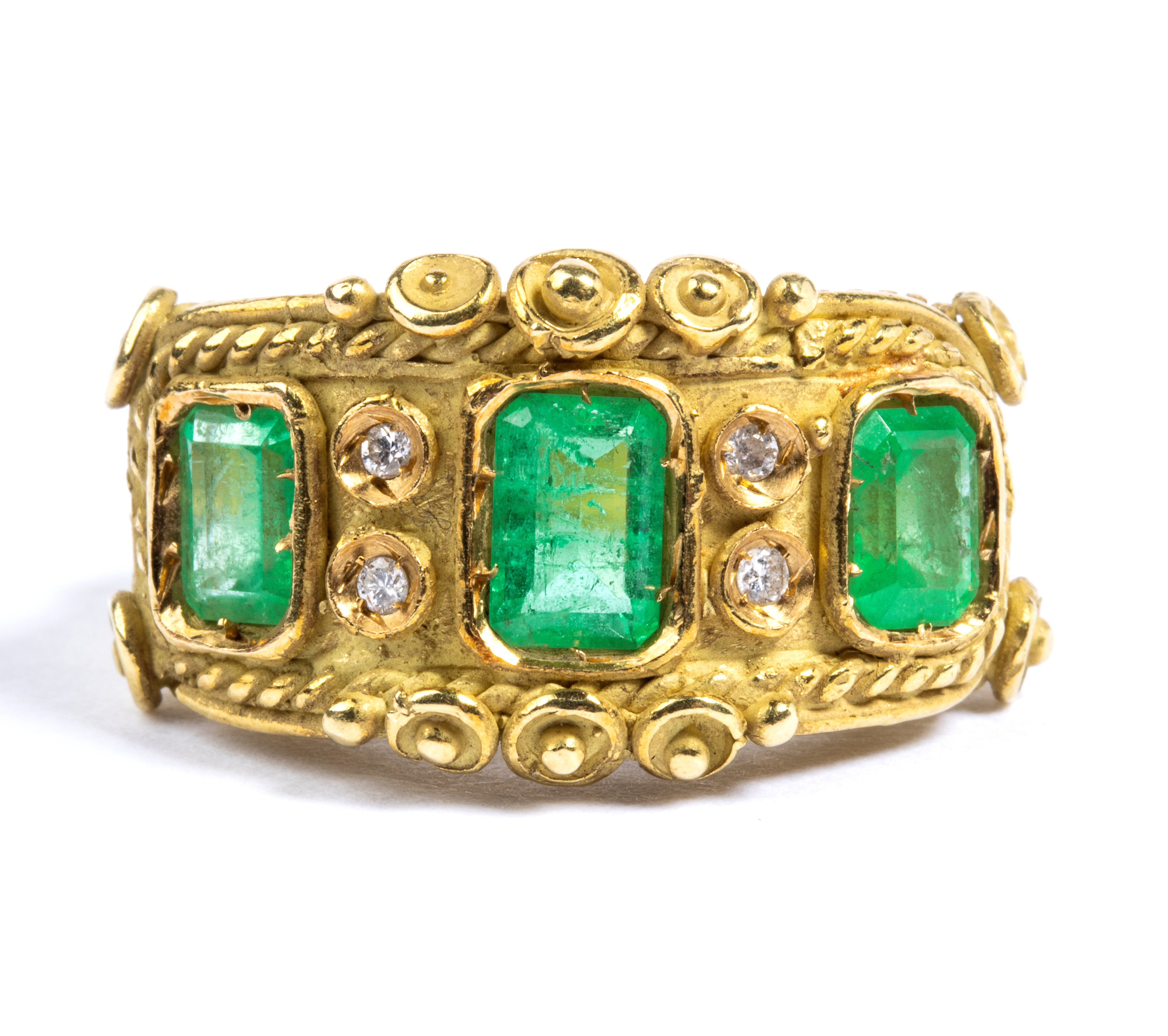 Anello in oro in stile archeologico con smeraldi e diamanti