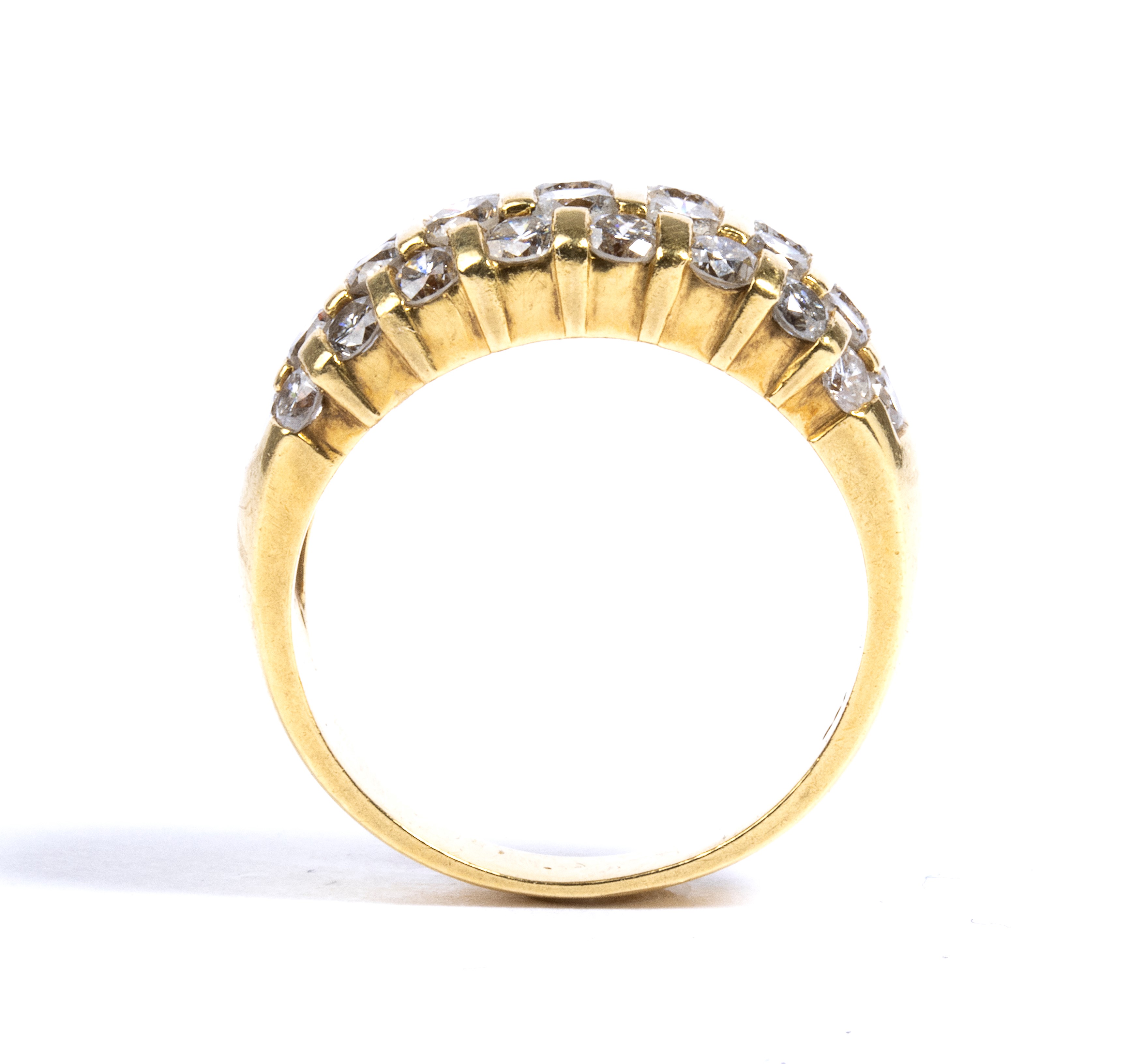 Anello a fascia in oro con diamanti