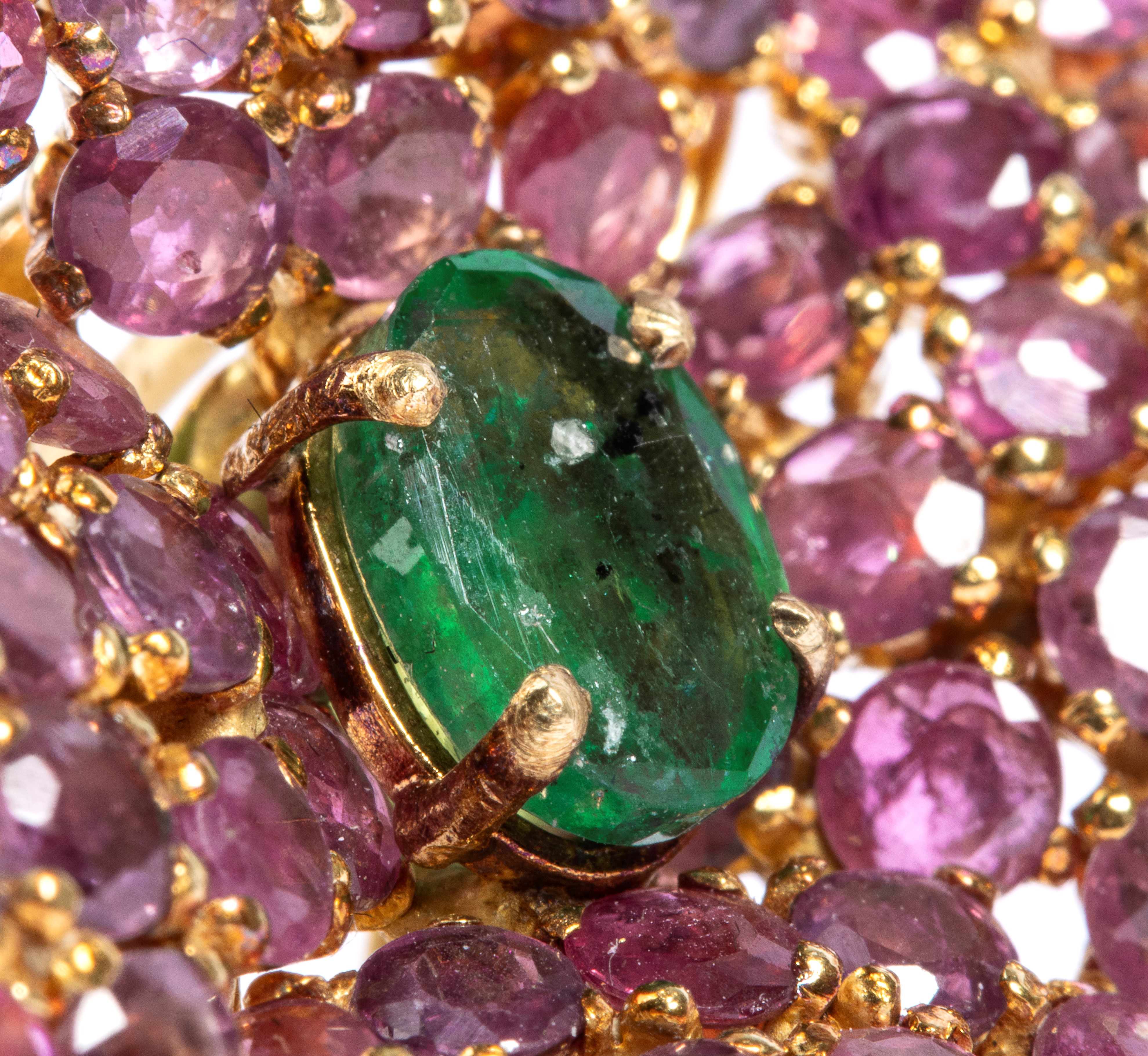 Paio di orecchini a fiore in oro con rubini e smeraldi