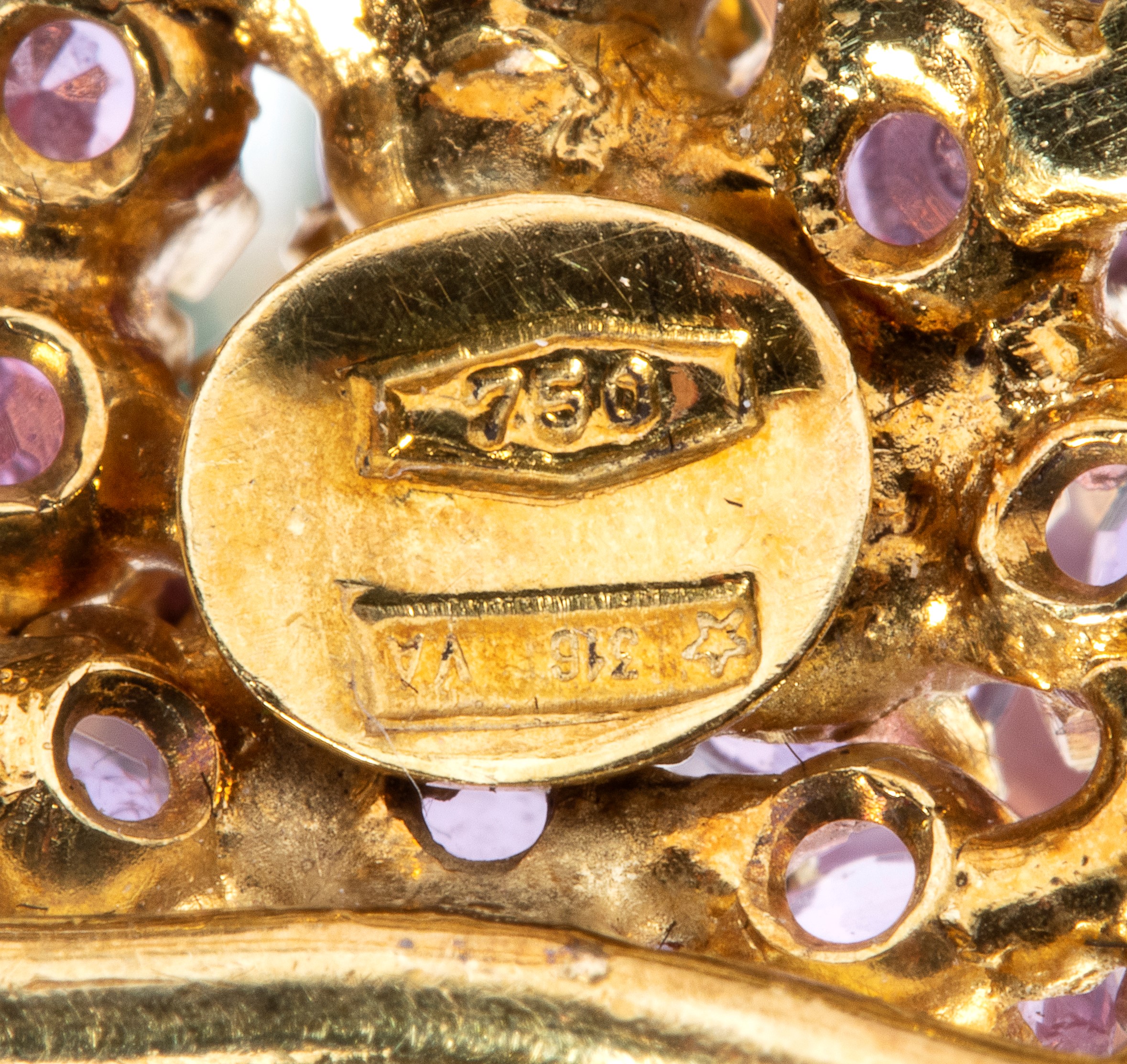 Paio di orecchini a fiore in oro con rubini e smeraldi