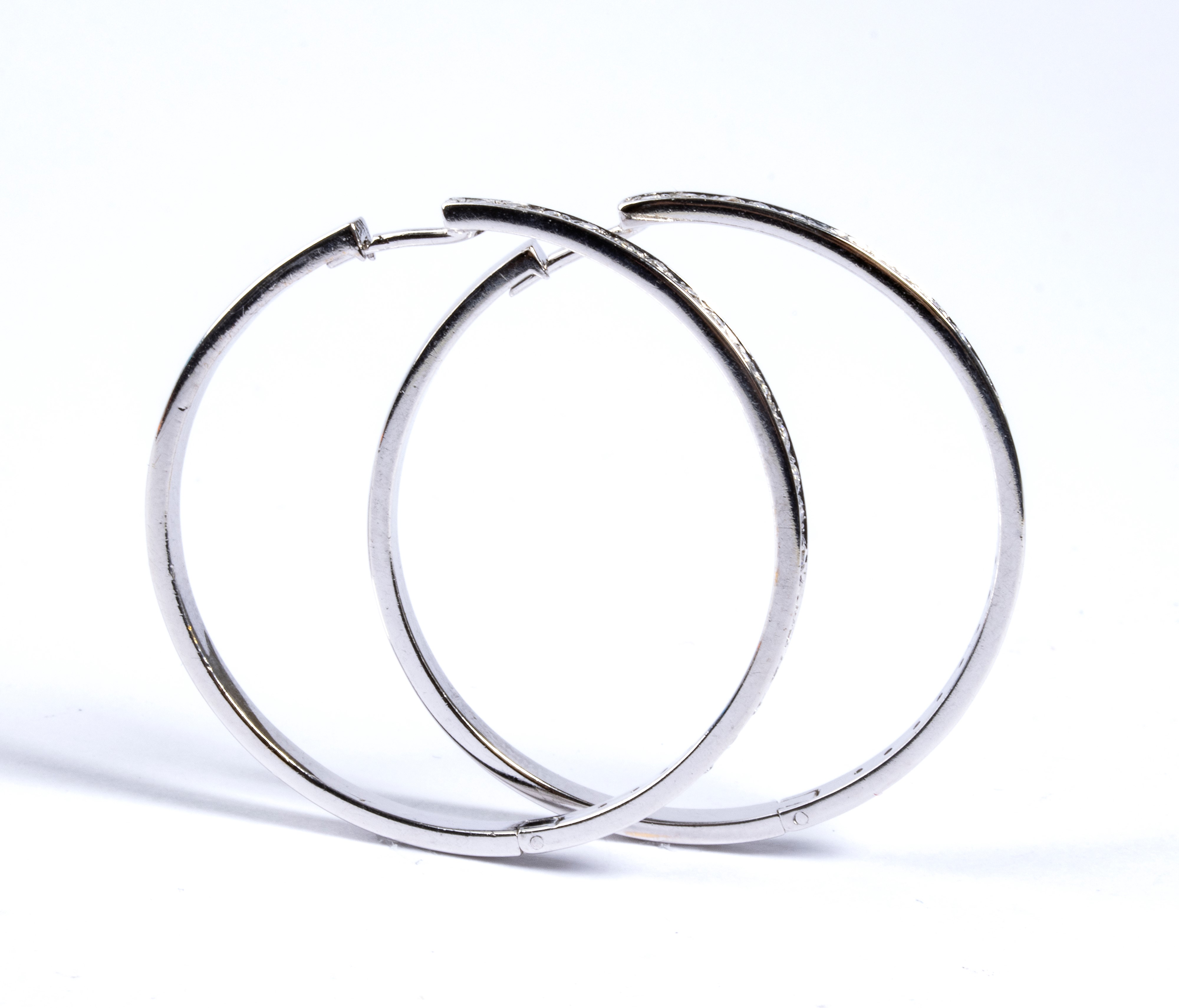 Paio di orecchini a cerchio in oro e diamanti