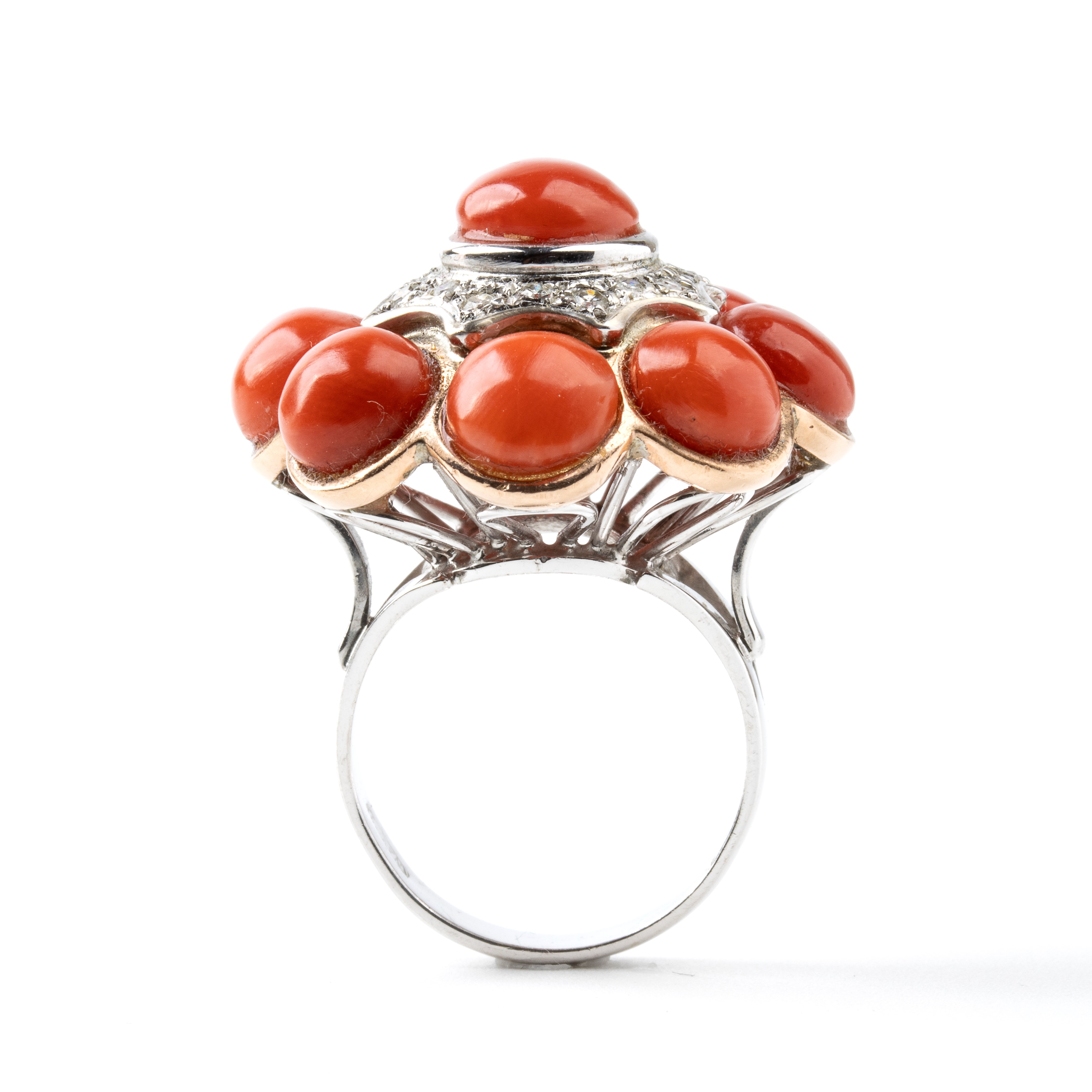 Anello a fiore in oro diamanti e corallo Mediterraneo