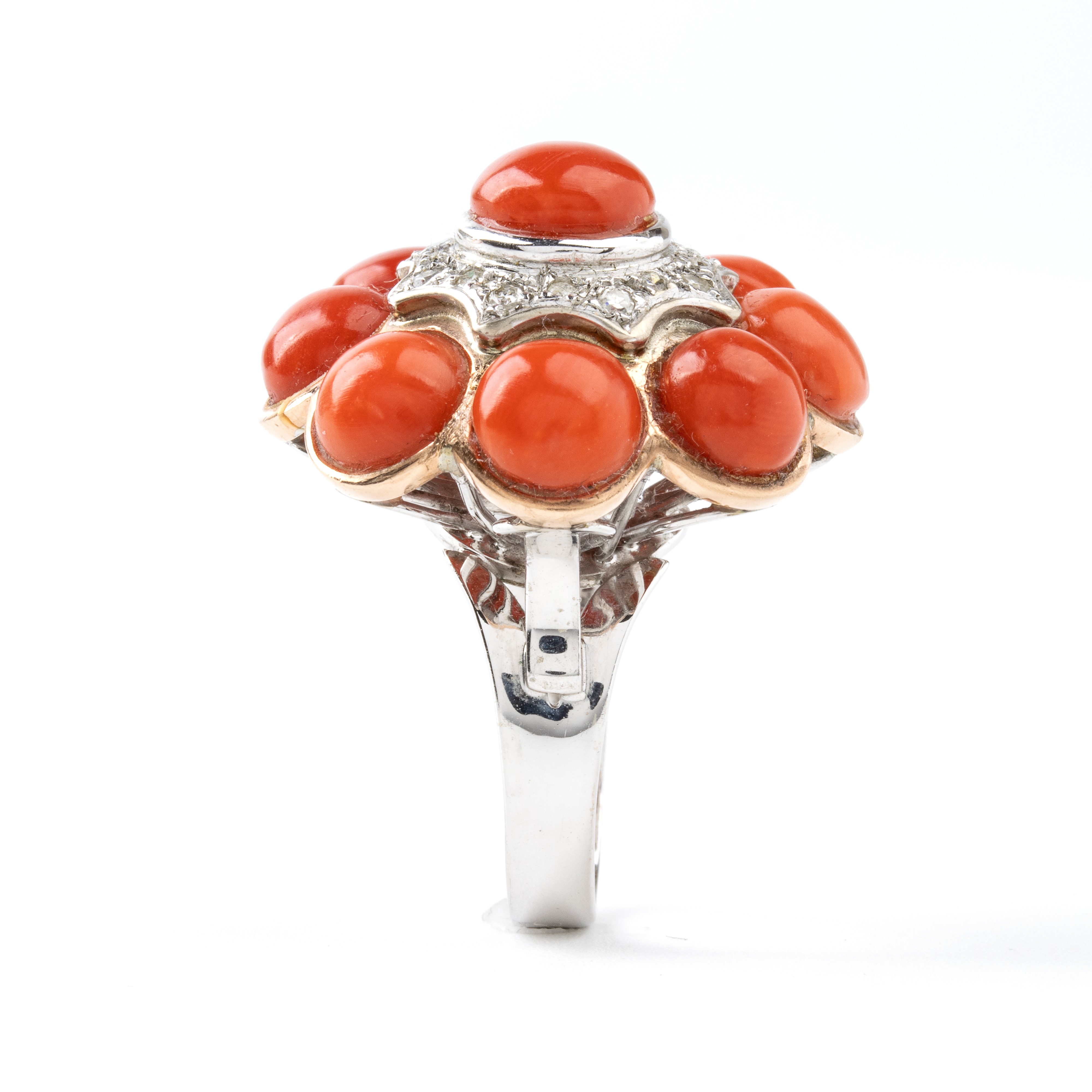 Anello a fiore in oro diamanti e corallo Mediterraneo
