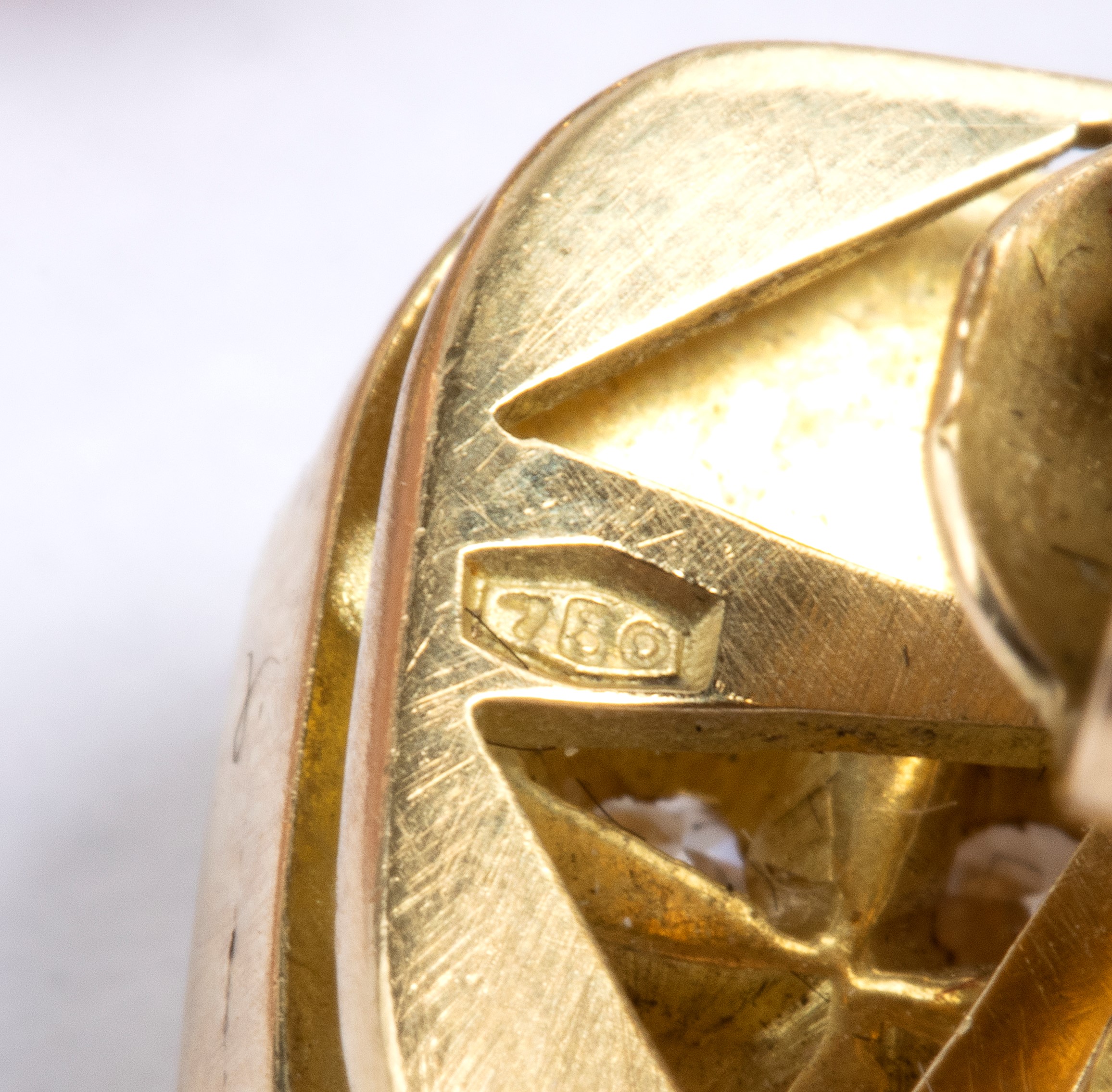 Paio di orecchini pendenti in oro con corallo cerasuolo e diamanti