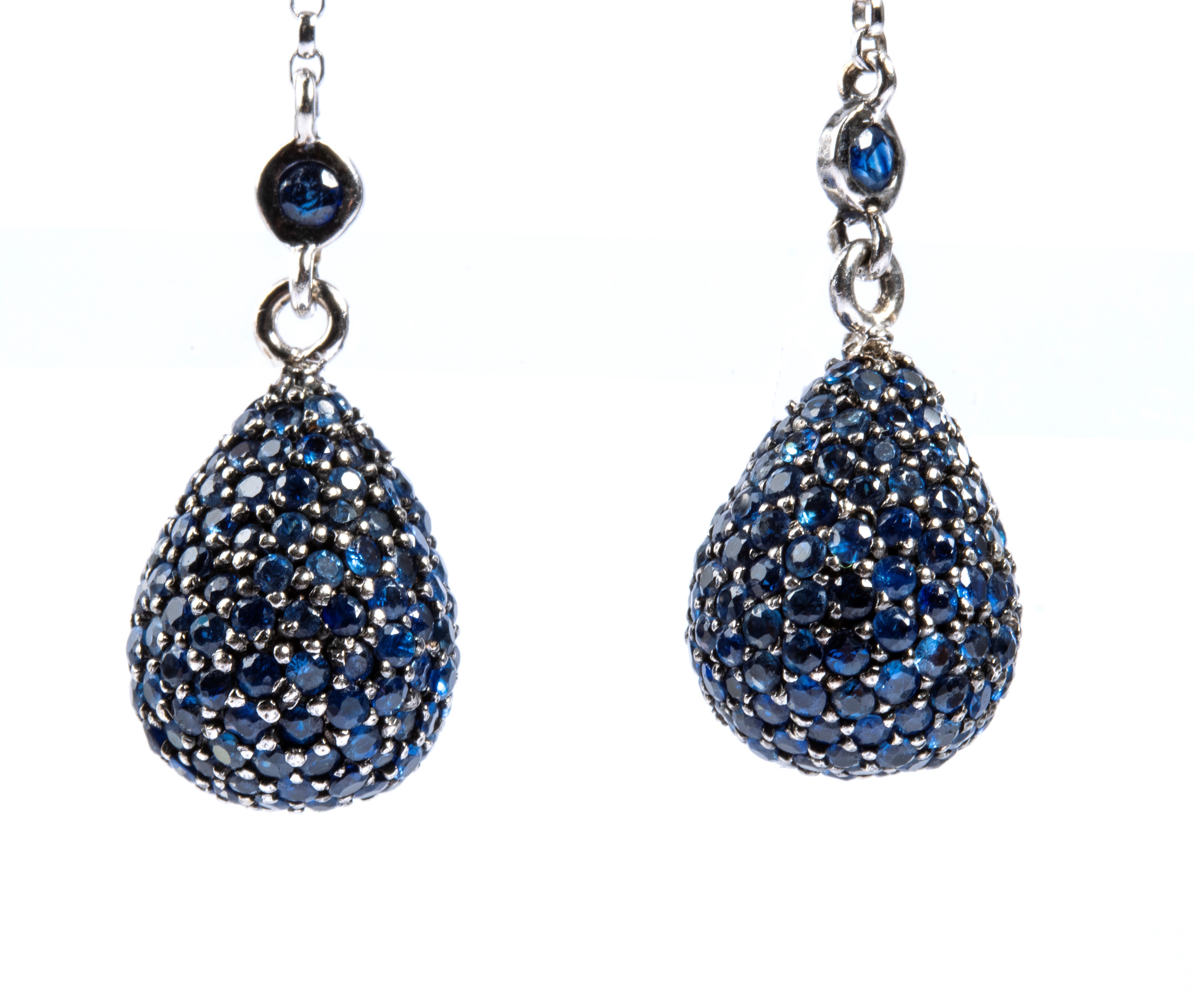 Orecchini pendenti in oro con zaffiri e diamanti