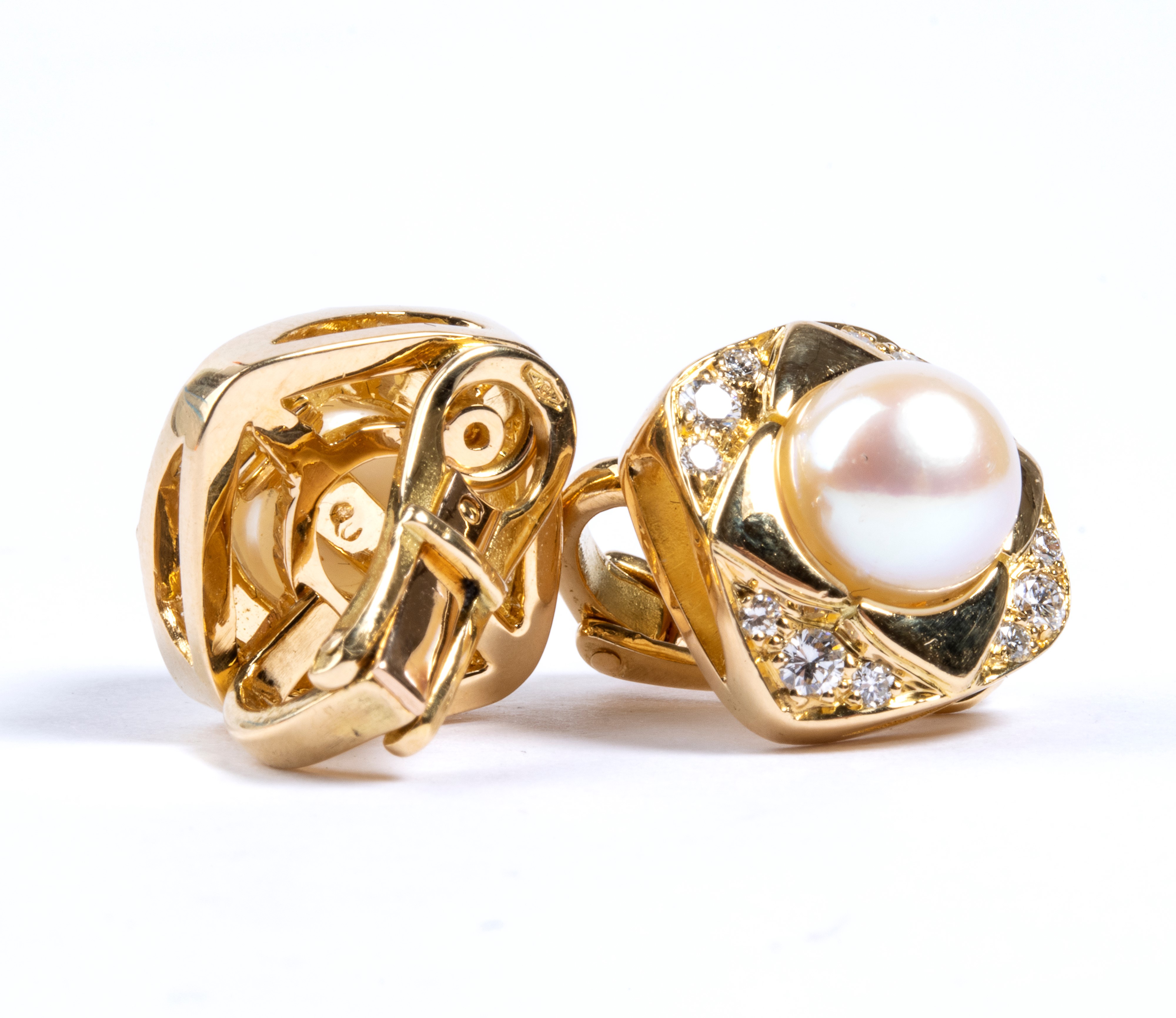 Paio di orecchini in oro con perla e diamanti