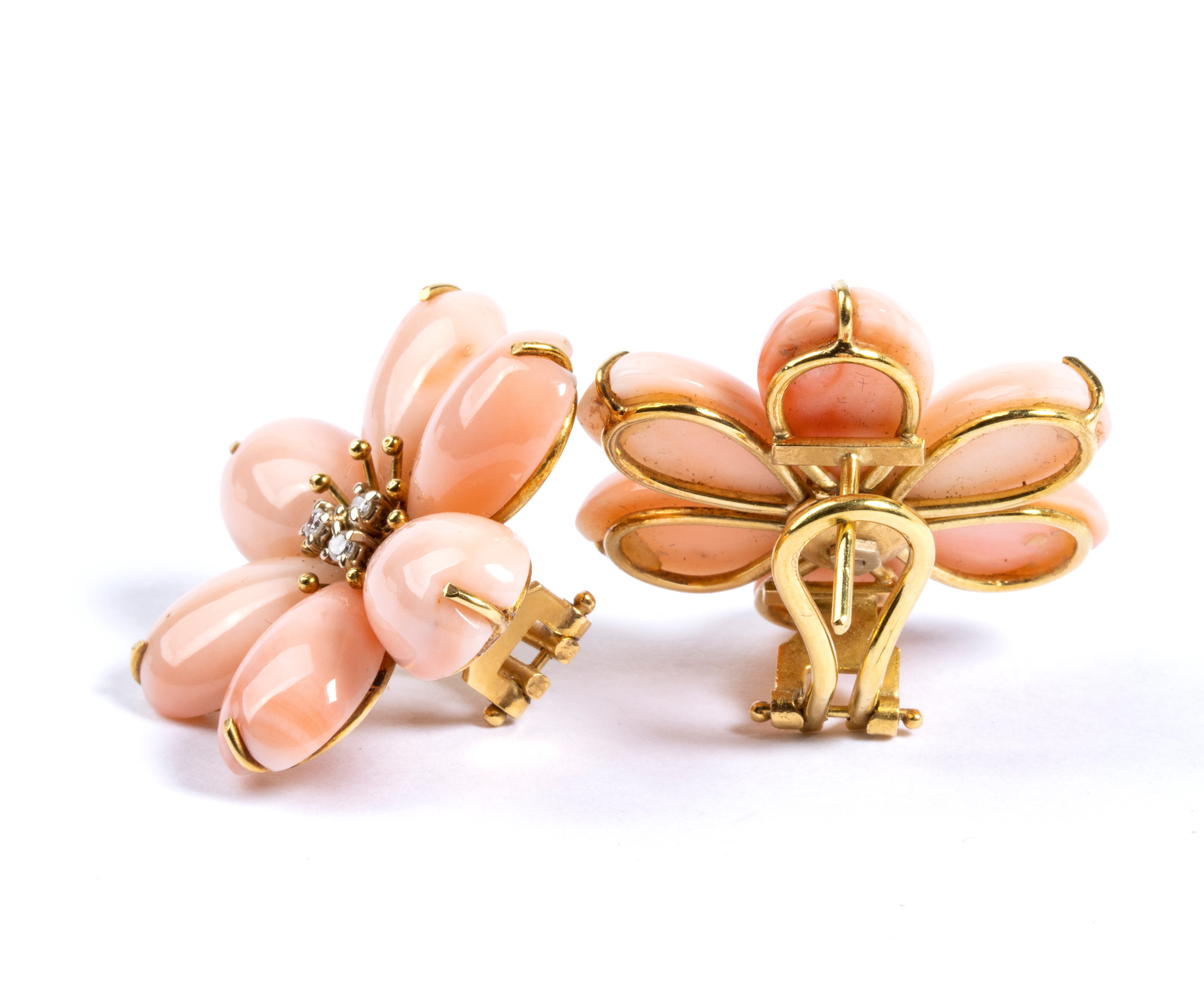 Paio di orecchini a fiore in corallo rosa e diamanti