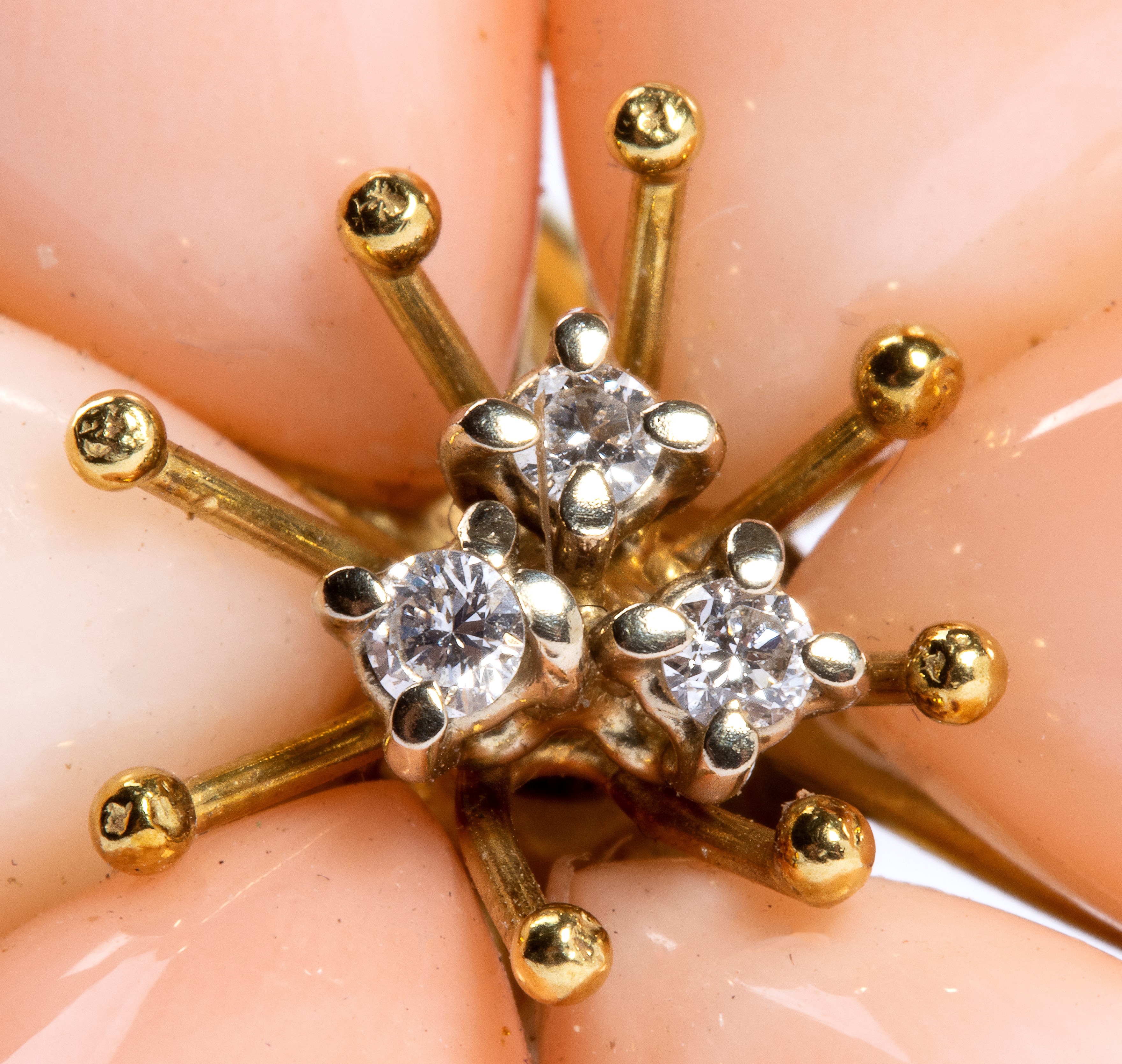 Paio di orecchini a fiore in corallo rosa e diamanti