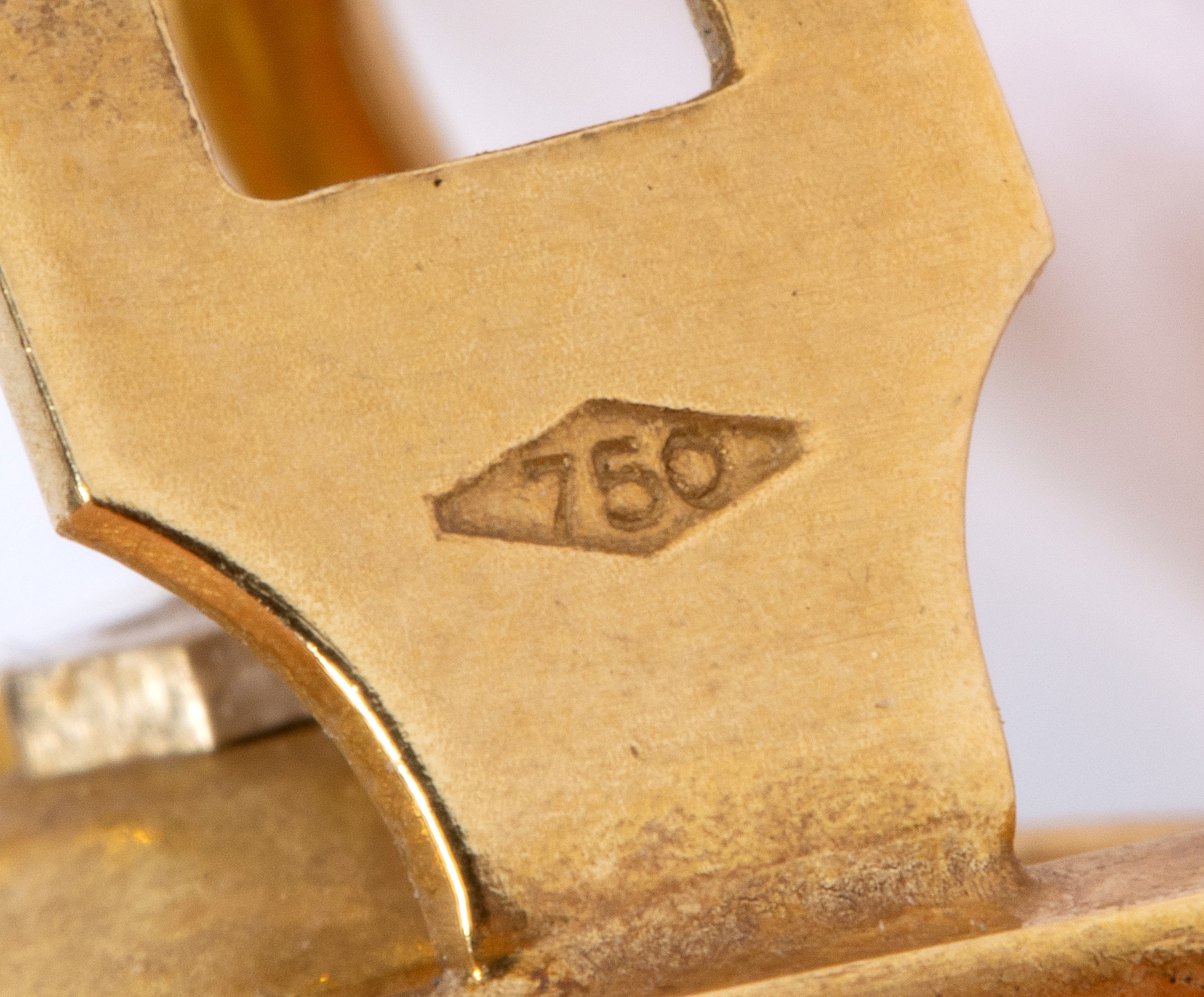 Paio di orecchini a fiore in corallo rosa e diamanti