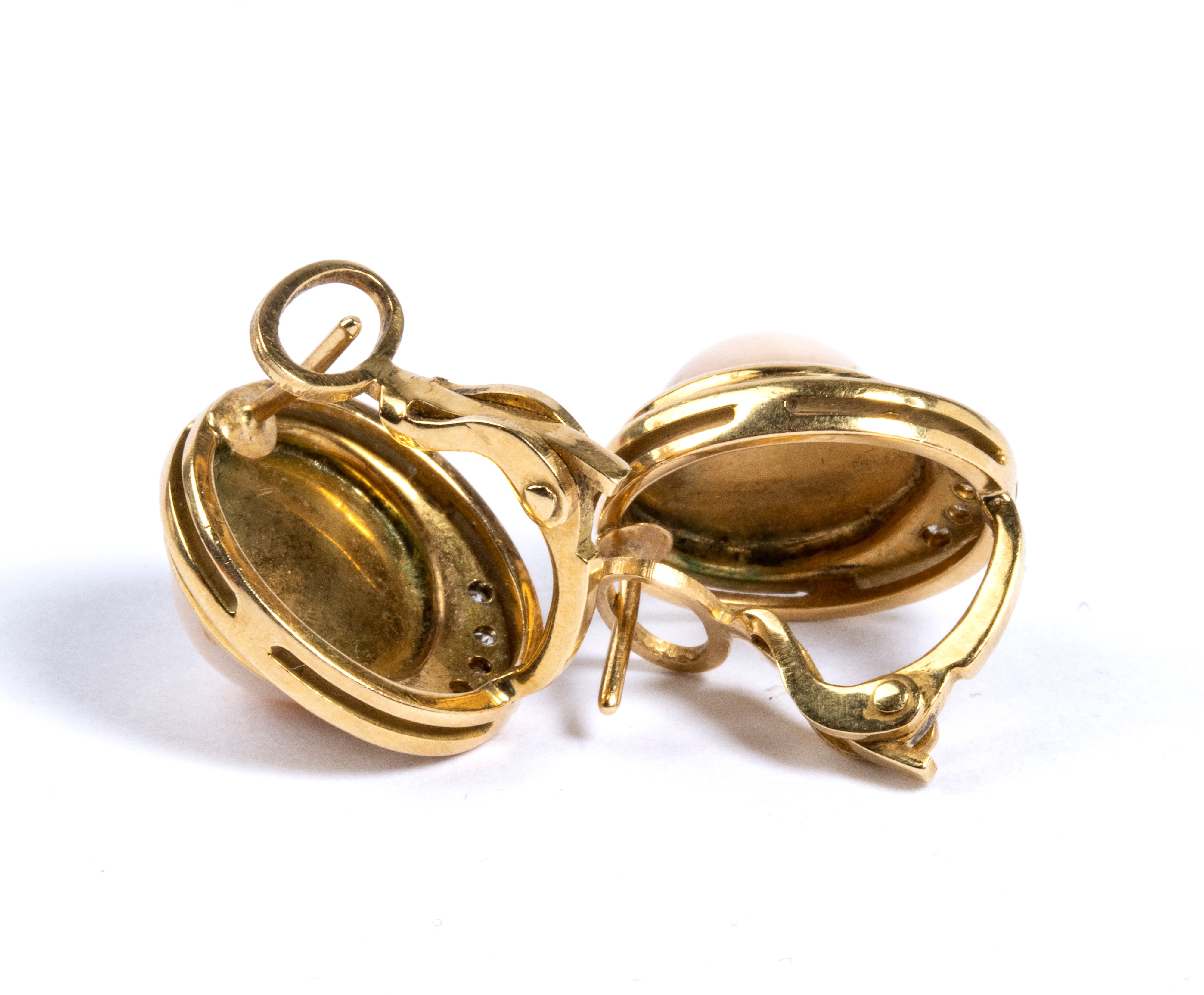 Paio di orecchini in oro con corallo rosa e diamanti