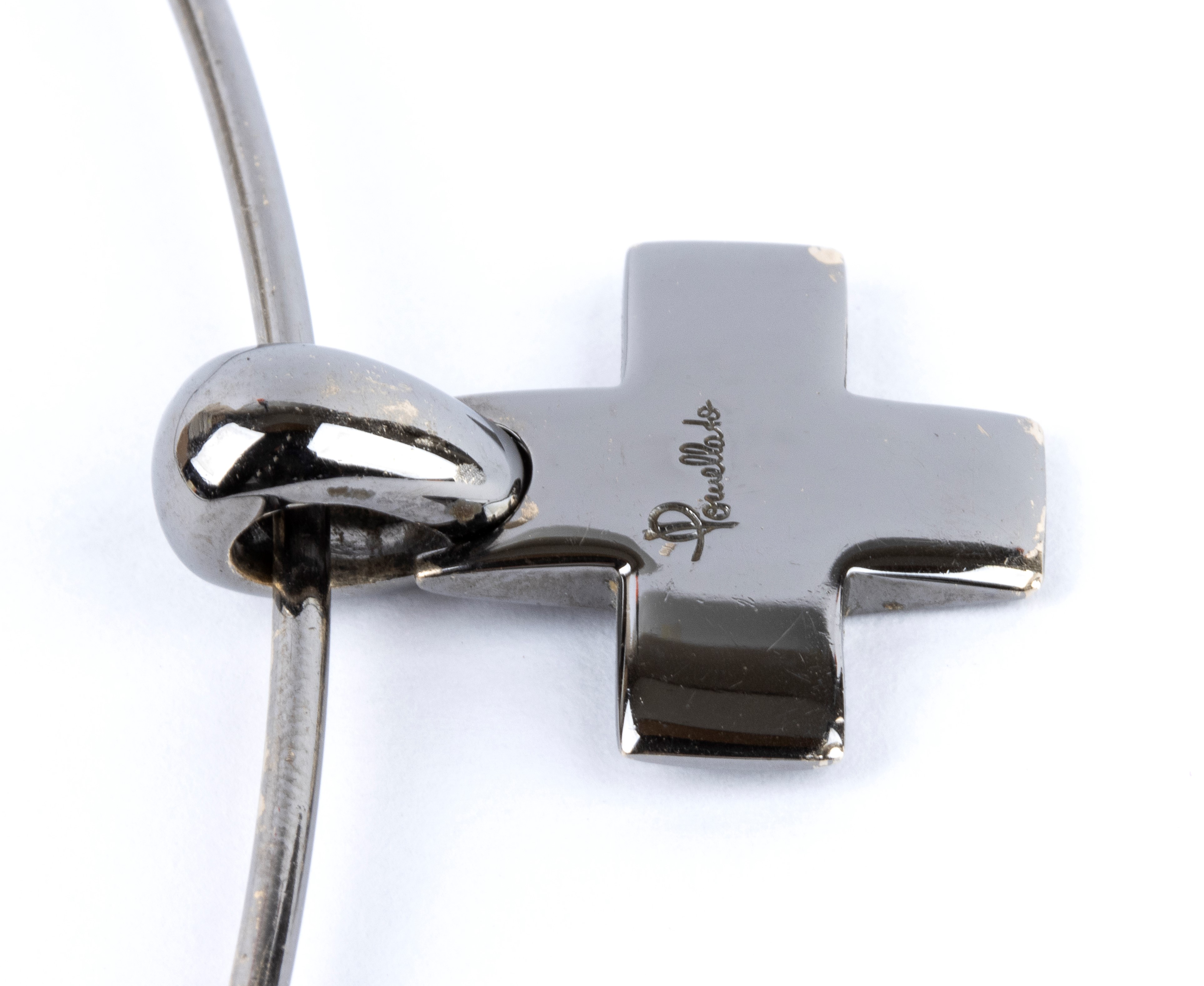 Girocollo rigido in oro con pendente a croce