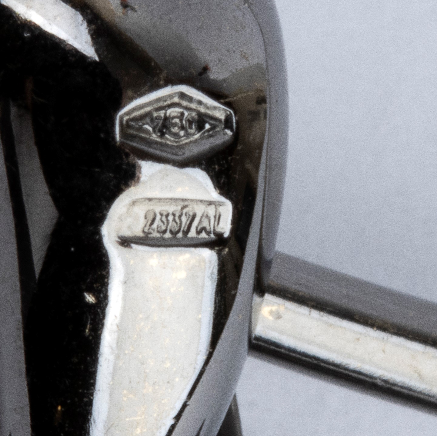 Girocollo rigido in oro con pendente a croce