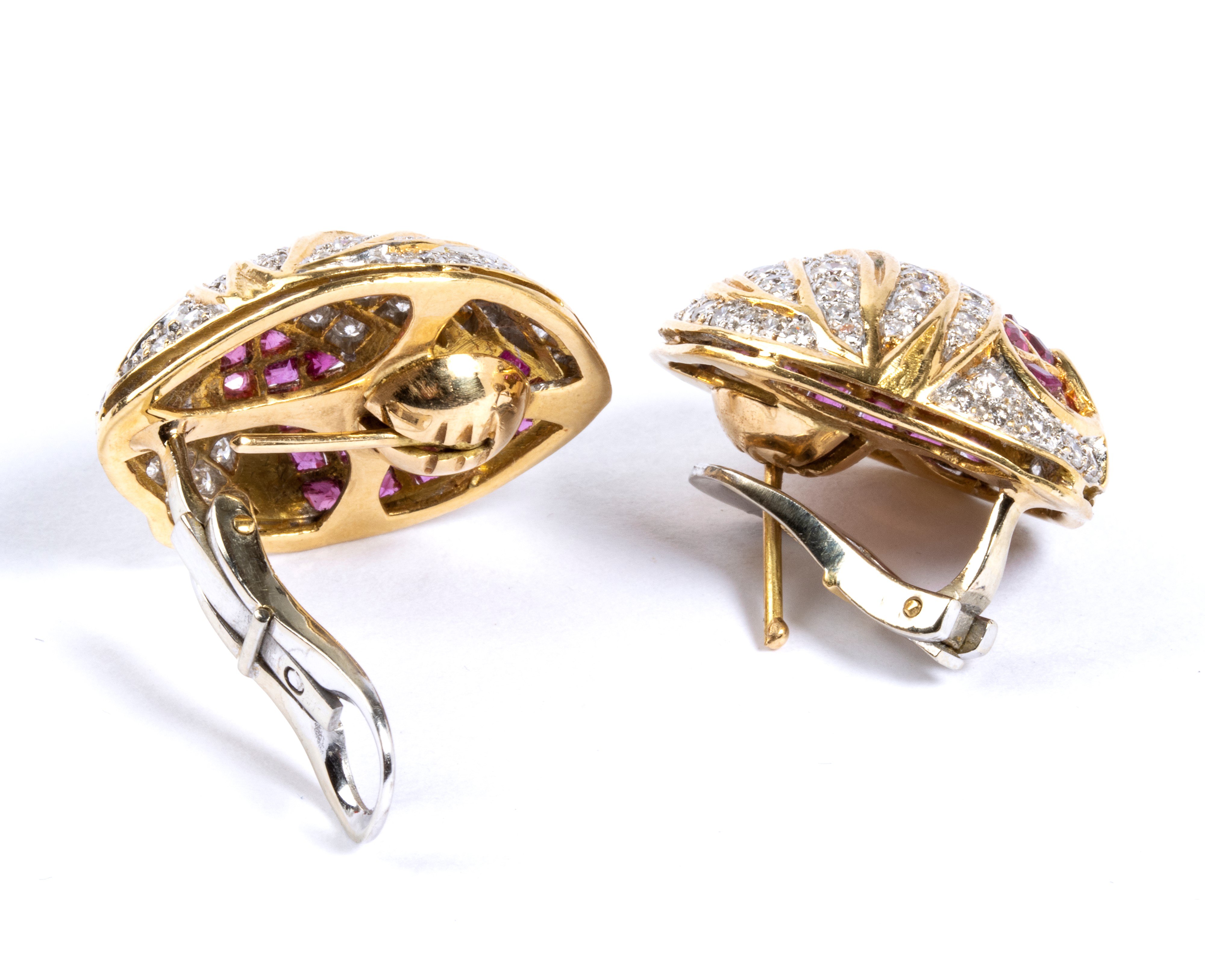 Paio di orecchini in oro con diamanti e rubini