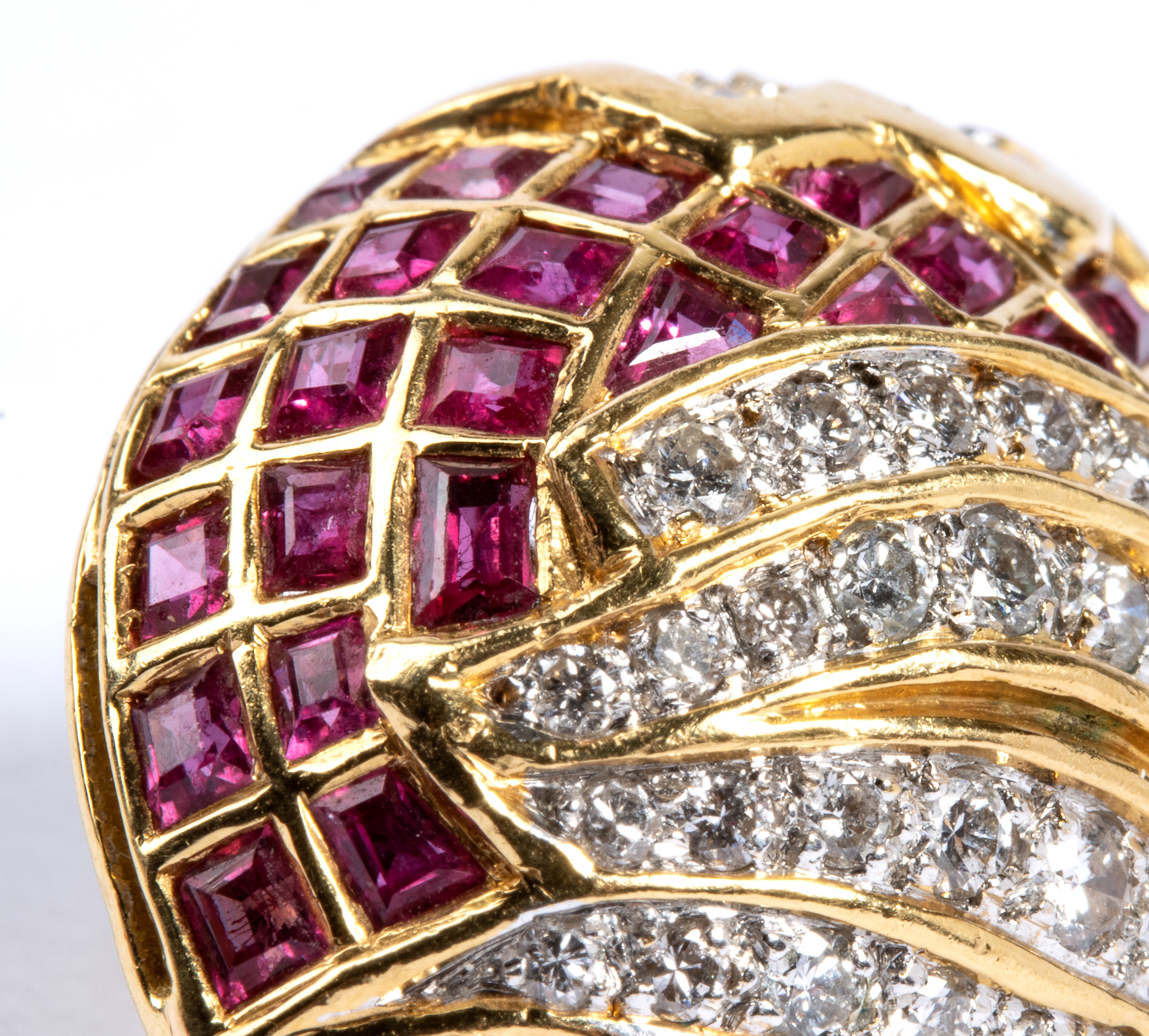 Paio di orecchini in oro con diamanti e rubini