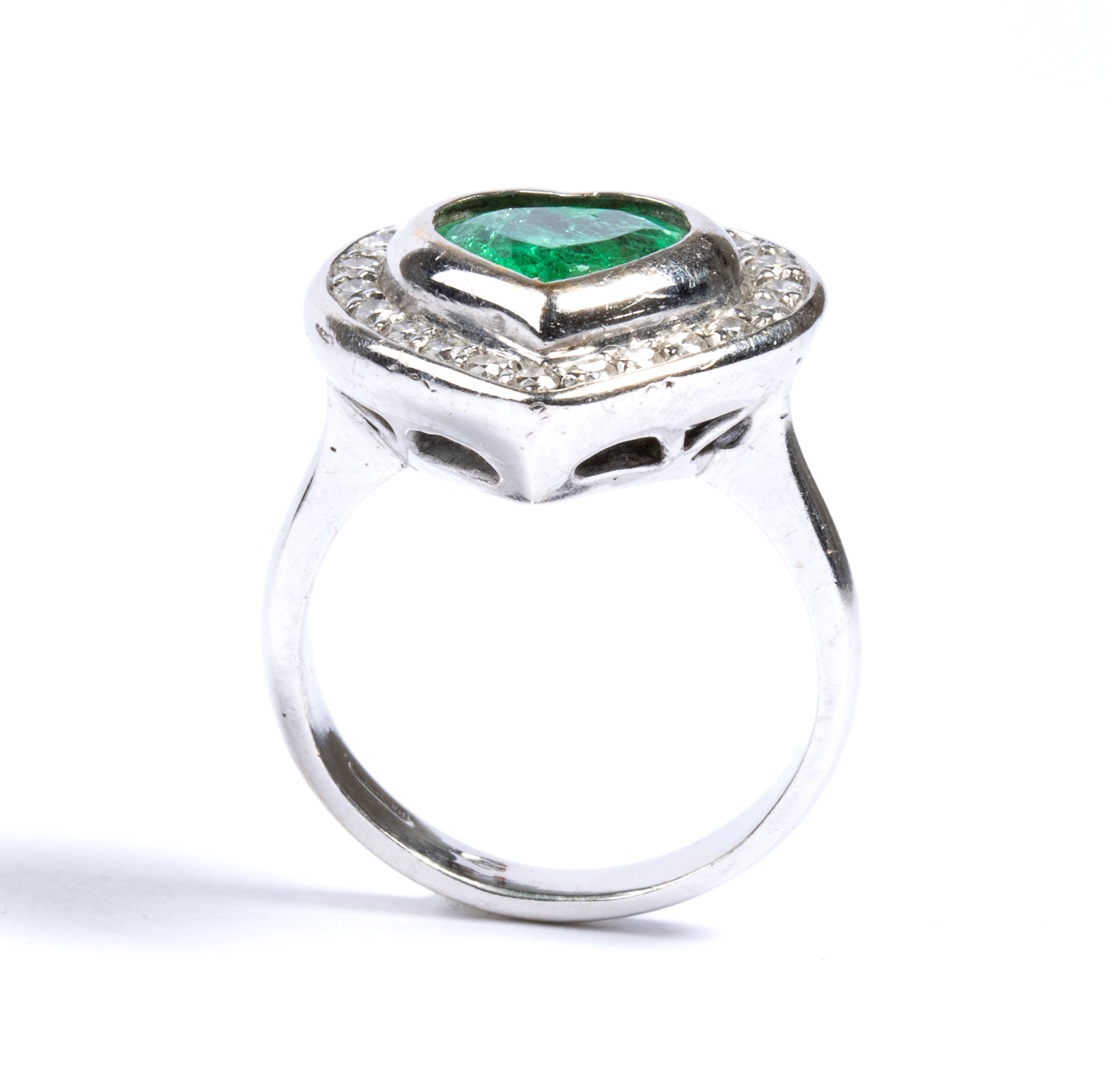 Anello in oro con smeraldo e diamanti