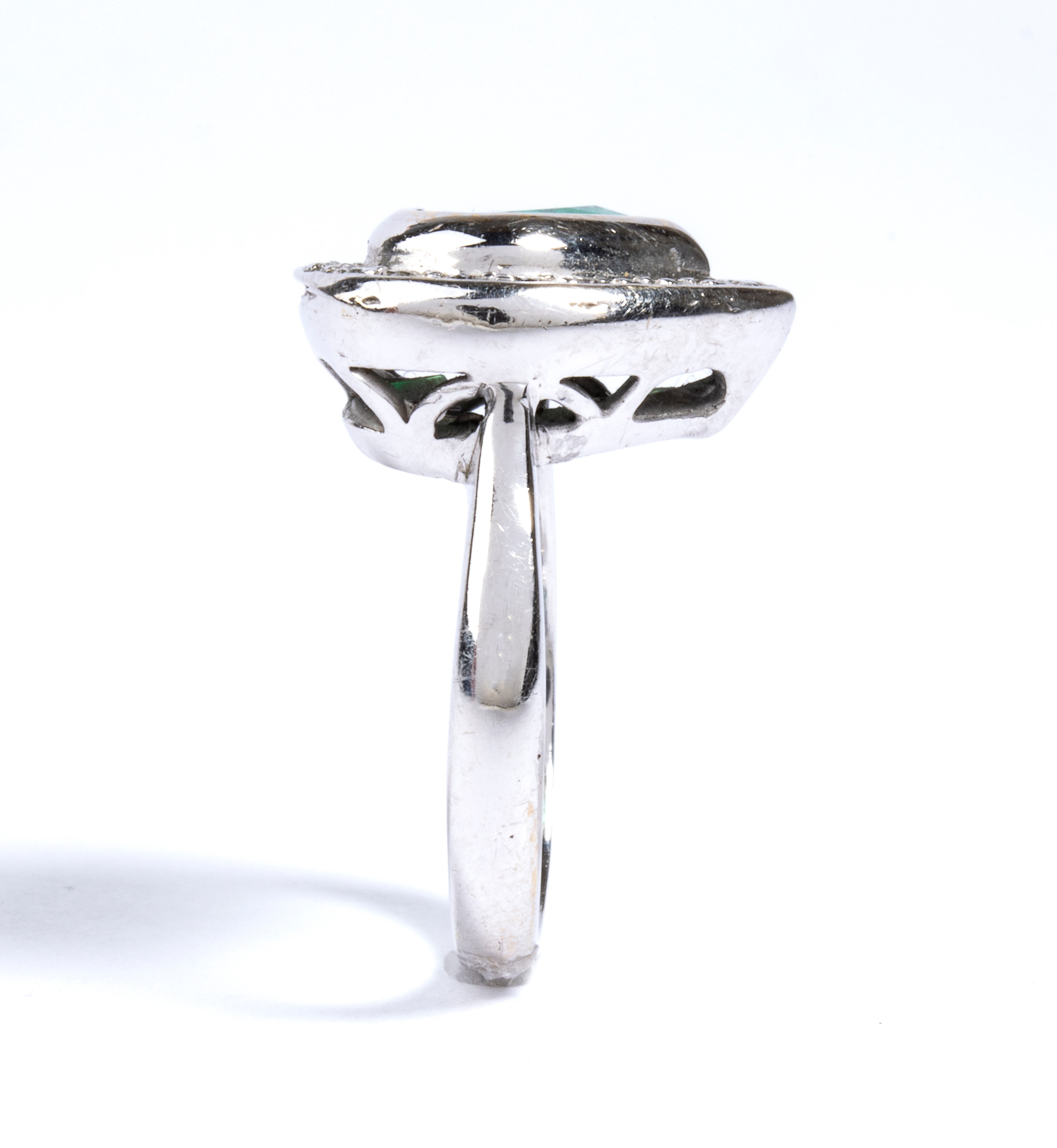 Anello in oro con smeraldo e diamanti