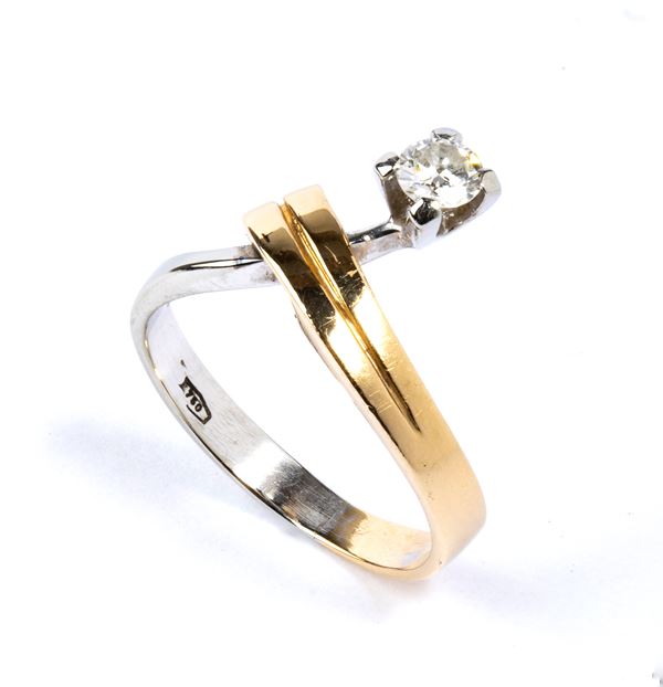Anello solitario in oro con diamante