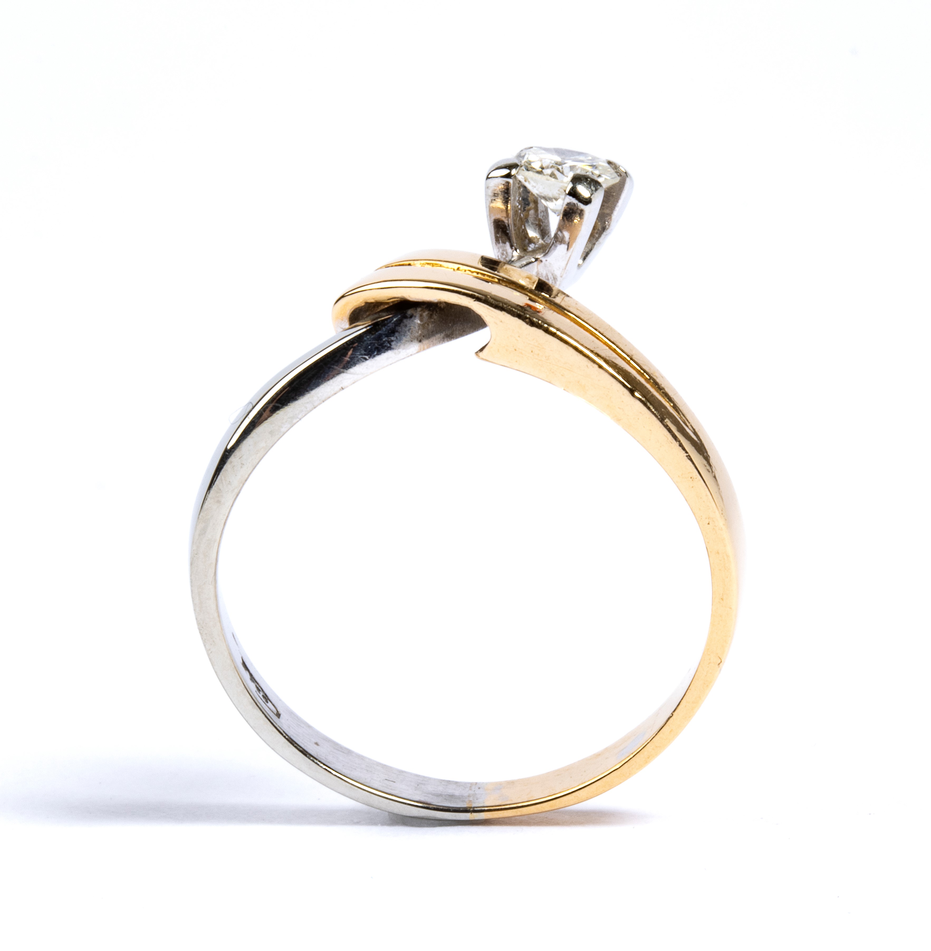 Anello solitario in oro con diamante