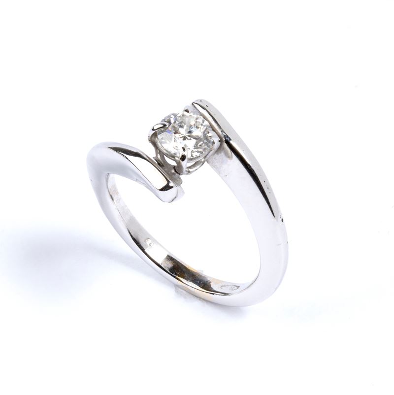 Anello in oro con diamante solitario