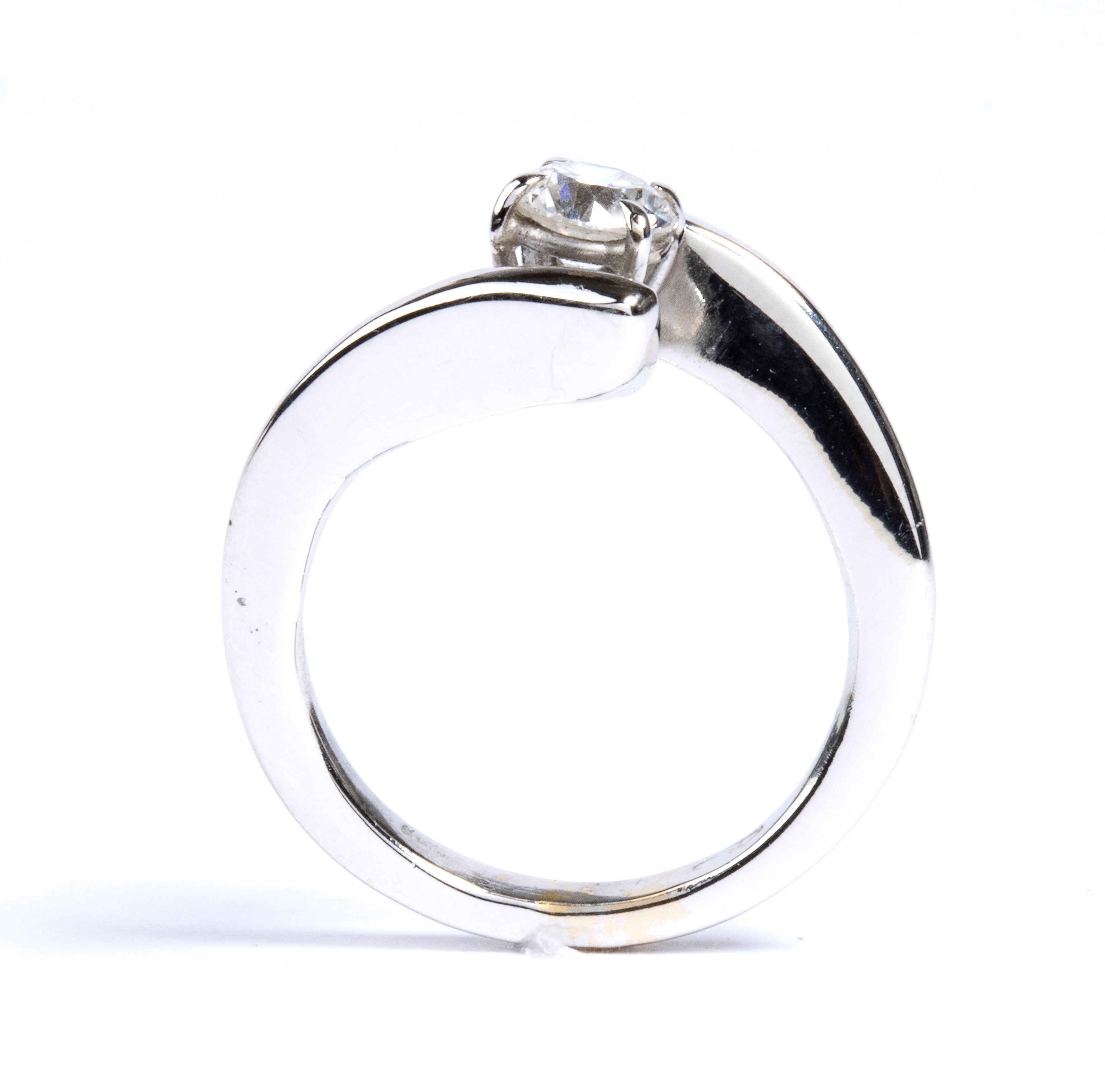 Anello in oro con diamante solitario