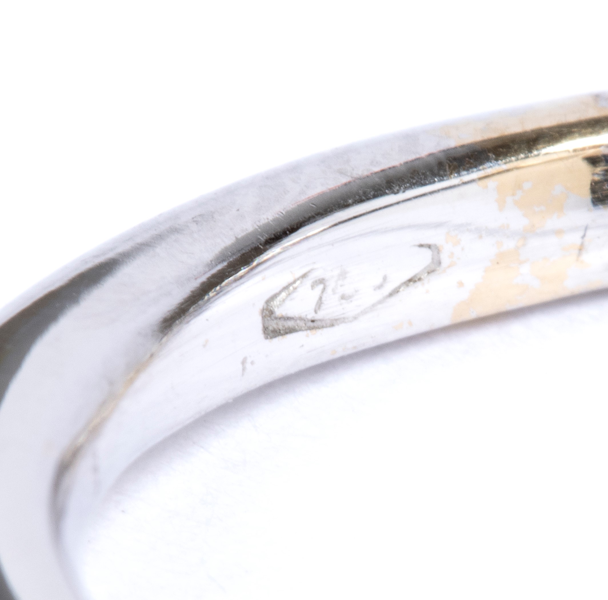 Anello in oro con diamante solitario