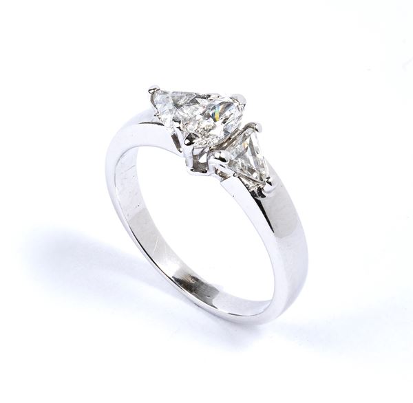 Anello in oro con diamanti taglio fantasia