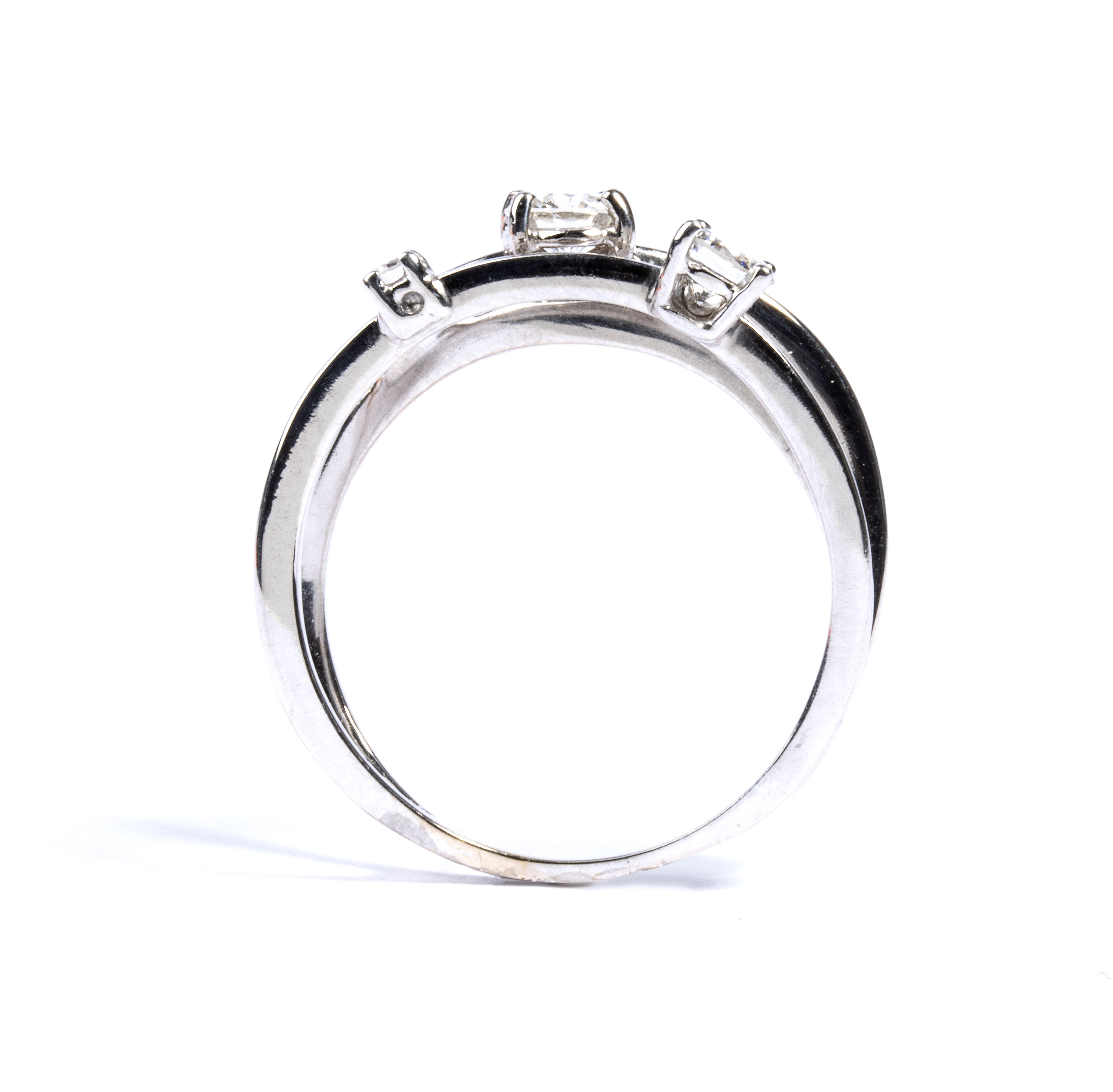 Anello in oro con tre diamanti, modello Trilogy