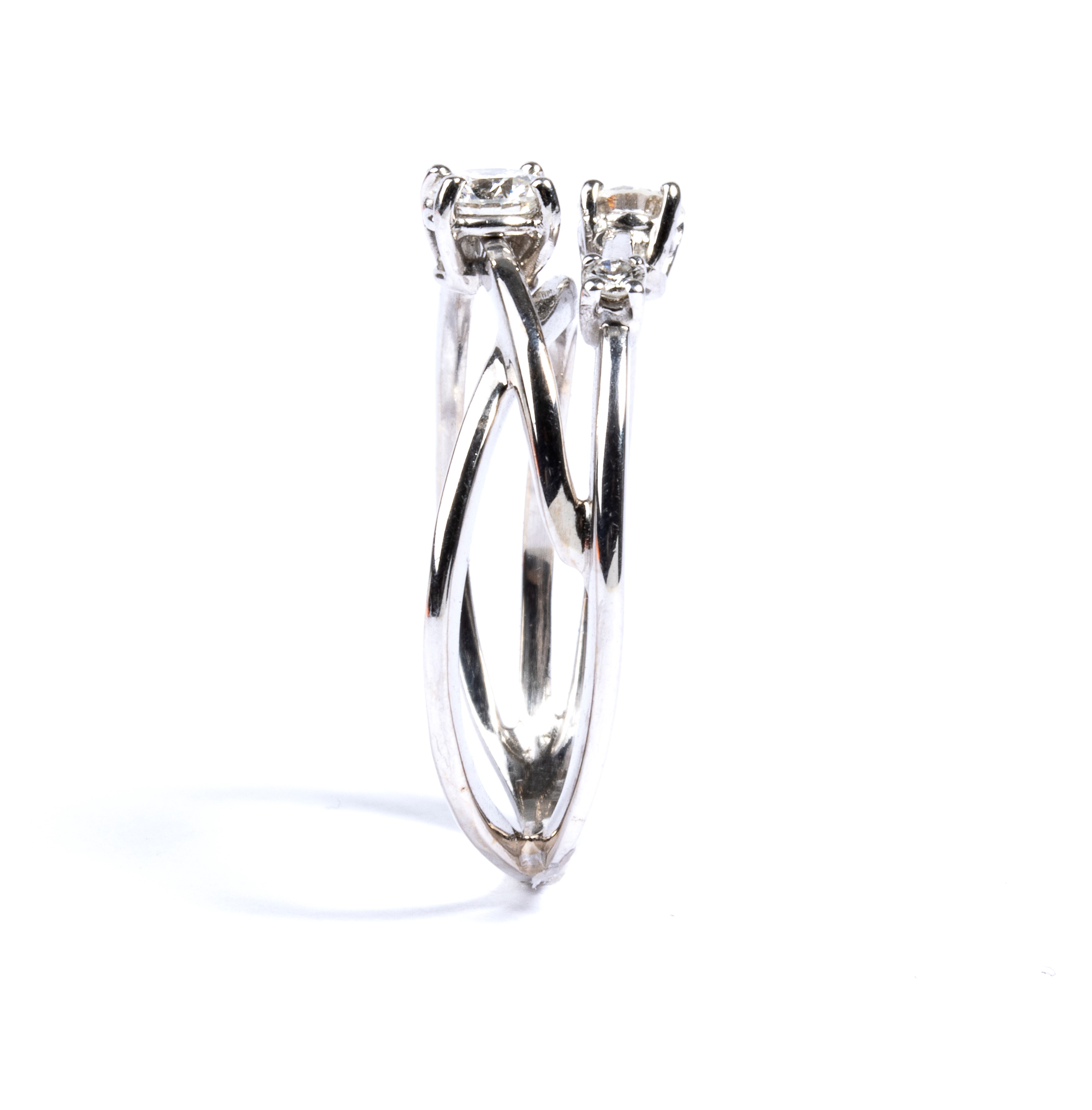 Anello in oro con tre diamanti, modello Trilogy