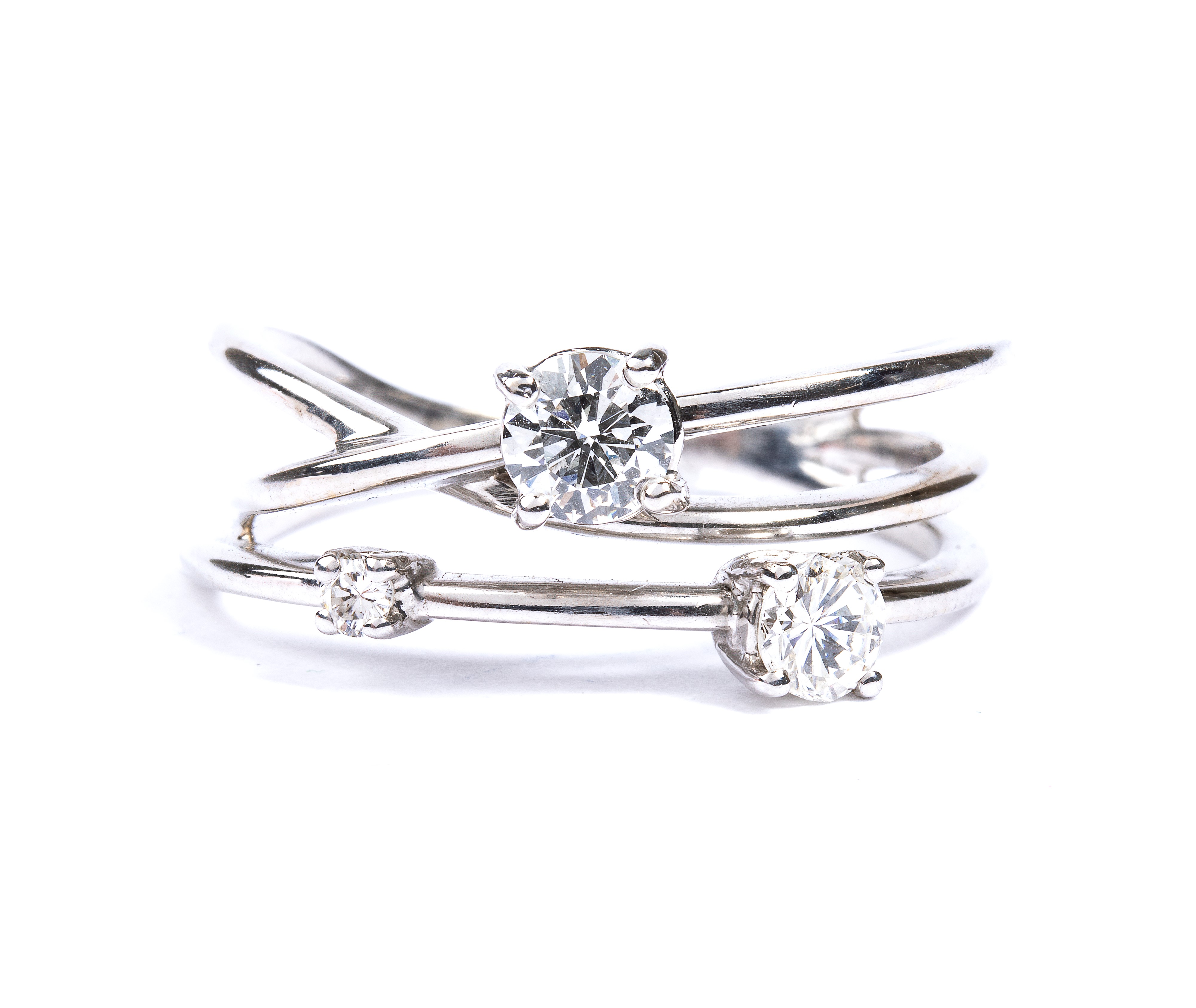 Anello in oro con tre diamanti, modello Trilogy