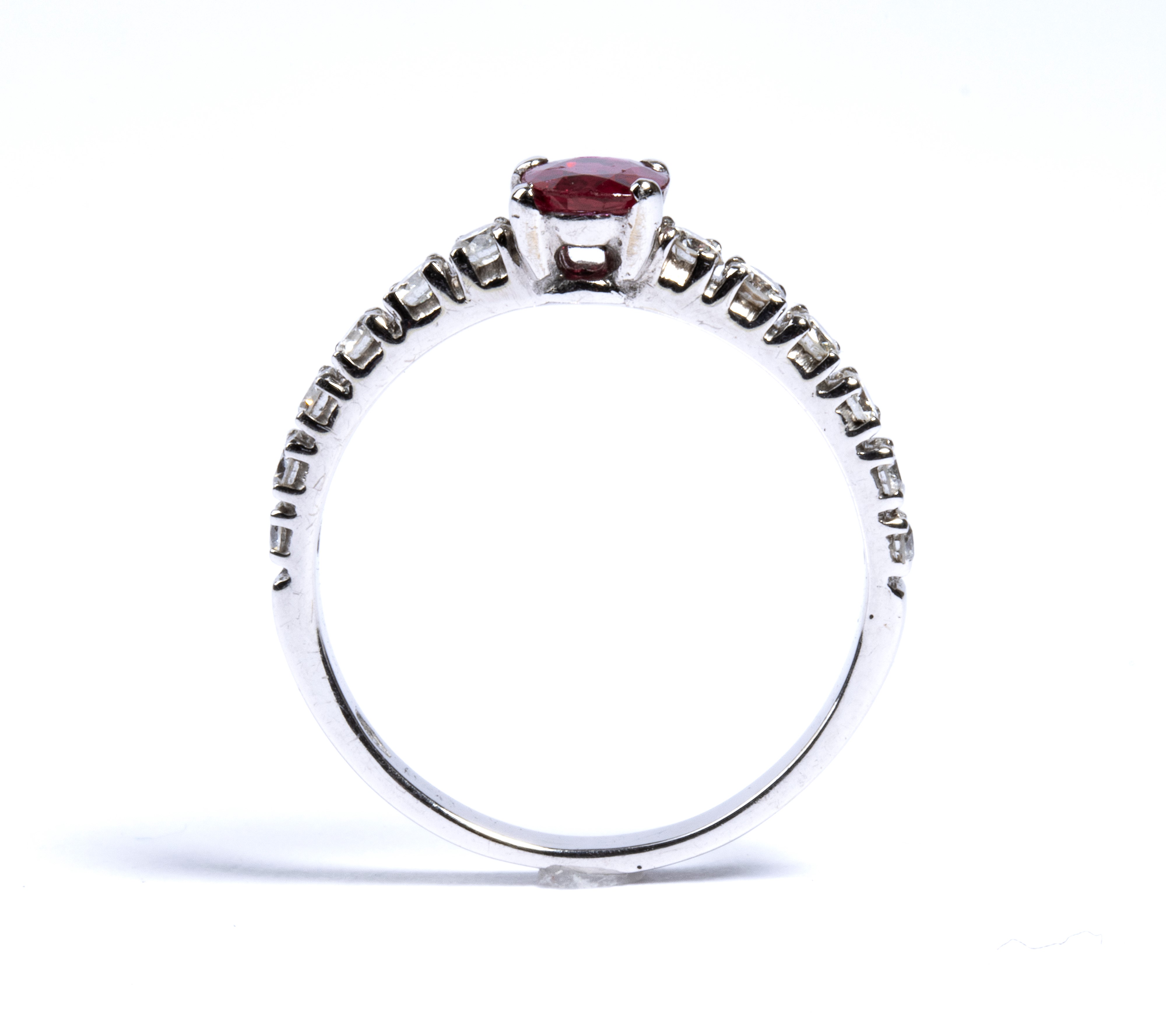 Anello in oro, rubino e diamanti