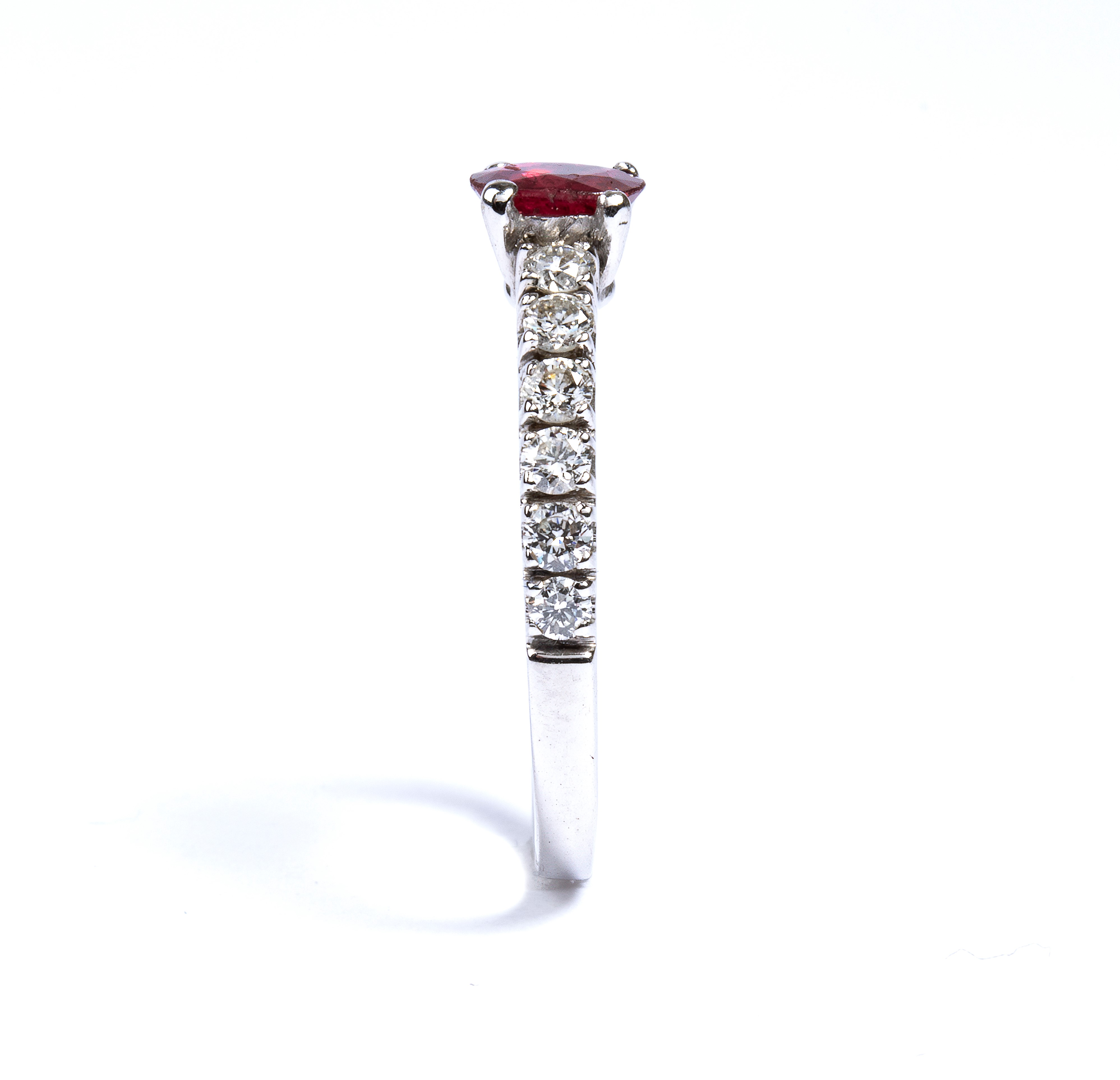 Anello in oro, rubino e diamanti